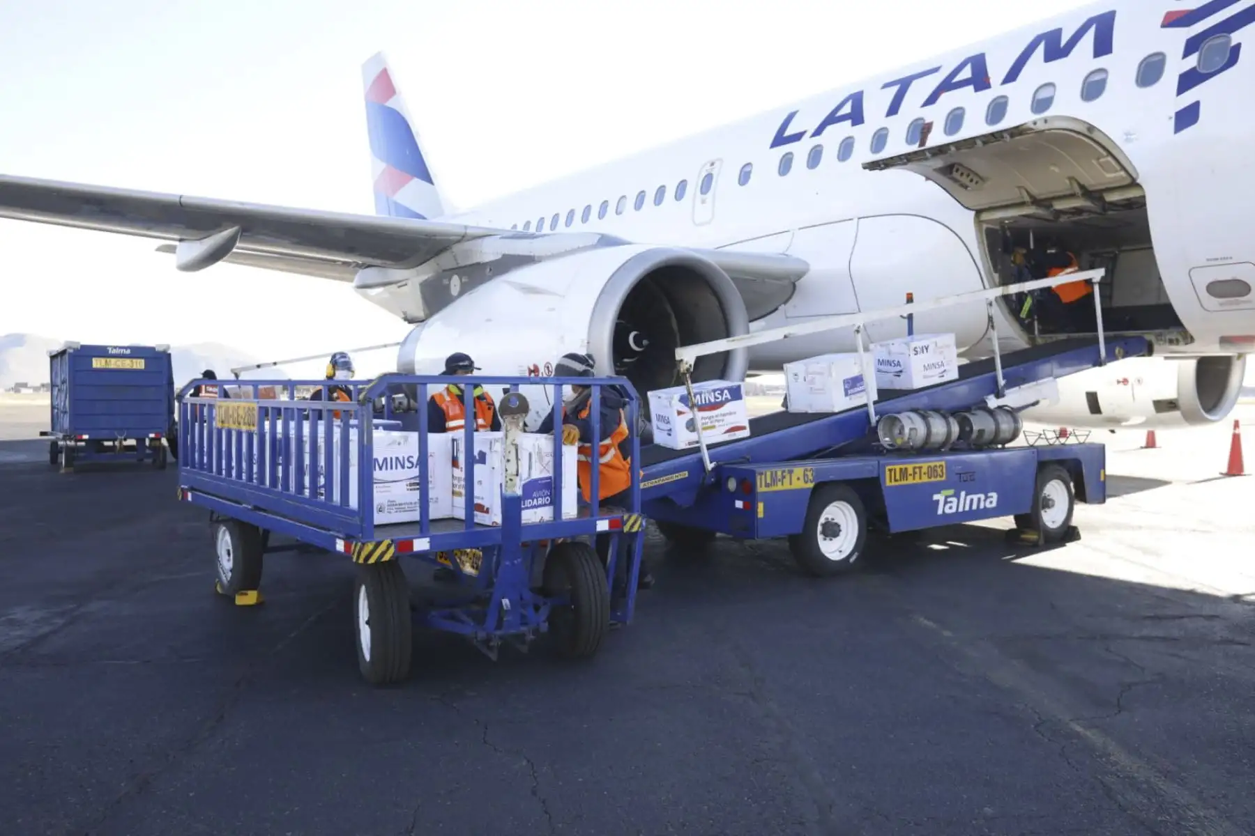 La ministra Solangel Fernández  llegó esta mañana al aeropuerto de Juliaca junto a un cargamento de 55 130 vacunas de AstraZeneca que se aplicarán mediante el Nuevo Plan de vacunación, en especial para proteger a los adultos mayores. Estas dosis forman parte de las últimas vacunas que recibió el Perú hace unos días. Foto: ANDINA/MVCS