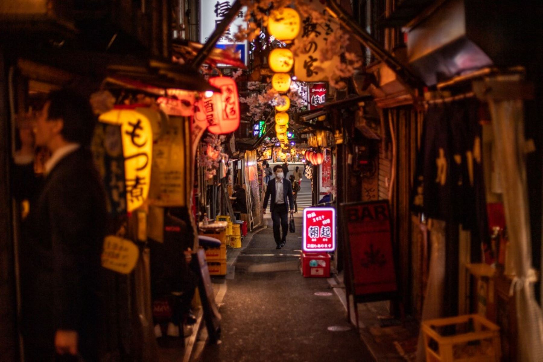 Una vista general muestra restaurantes a lo largo del callejón Omoide Yokocho en el distrito de Shinjuku en Tokio, cuando el gobierno de Japón aprobó medidas más estrictas contra el coronavirus para la capital y otras áreas. Foto: AFP