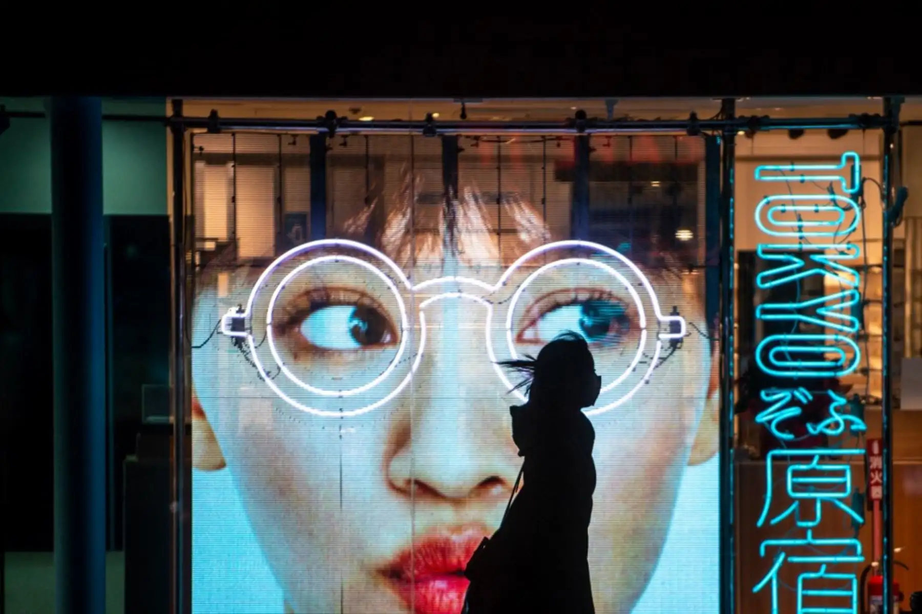 Un peatón camina frente a una tienda en el distrito de Harajuku de Tokio, cuando el gobierno de Japón aprobó medidas más estrictas contra el coronavirus en la capital y otras áreas. Foto: AFP