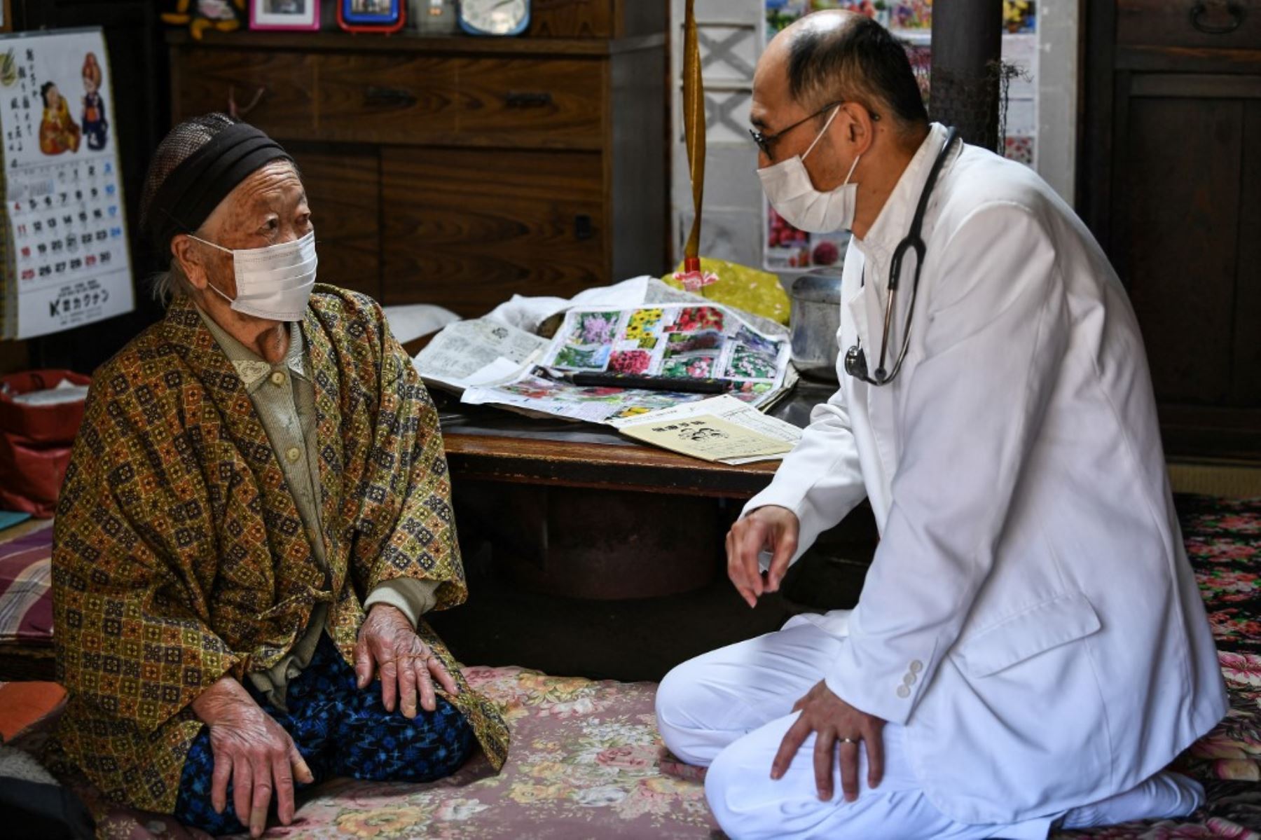 Un trabajador de la salud visita a Kakino Yamaguchi para inocularla con la vacuna contra el coronavirus Pfizer-BioNTech Covid-19 en la aldea de Kitaaiki en la prefectura de Nagano. Foto: AFP