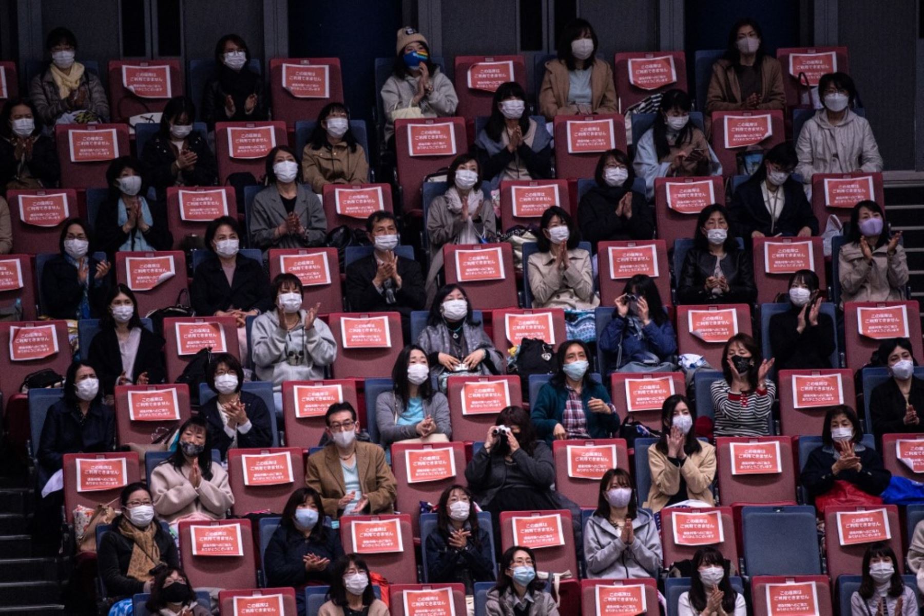 Los fanáticos mantienen la distancia social durante el evento de patinaje artístico ISU World Team Trophy en Osaka. Foto: AFP