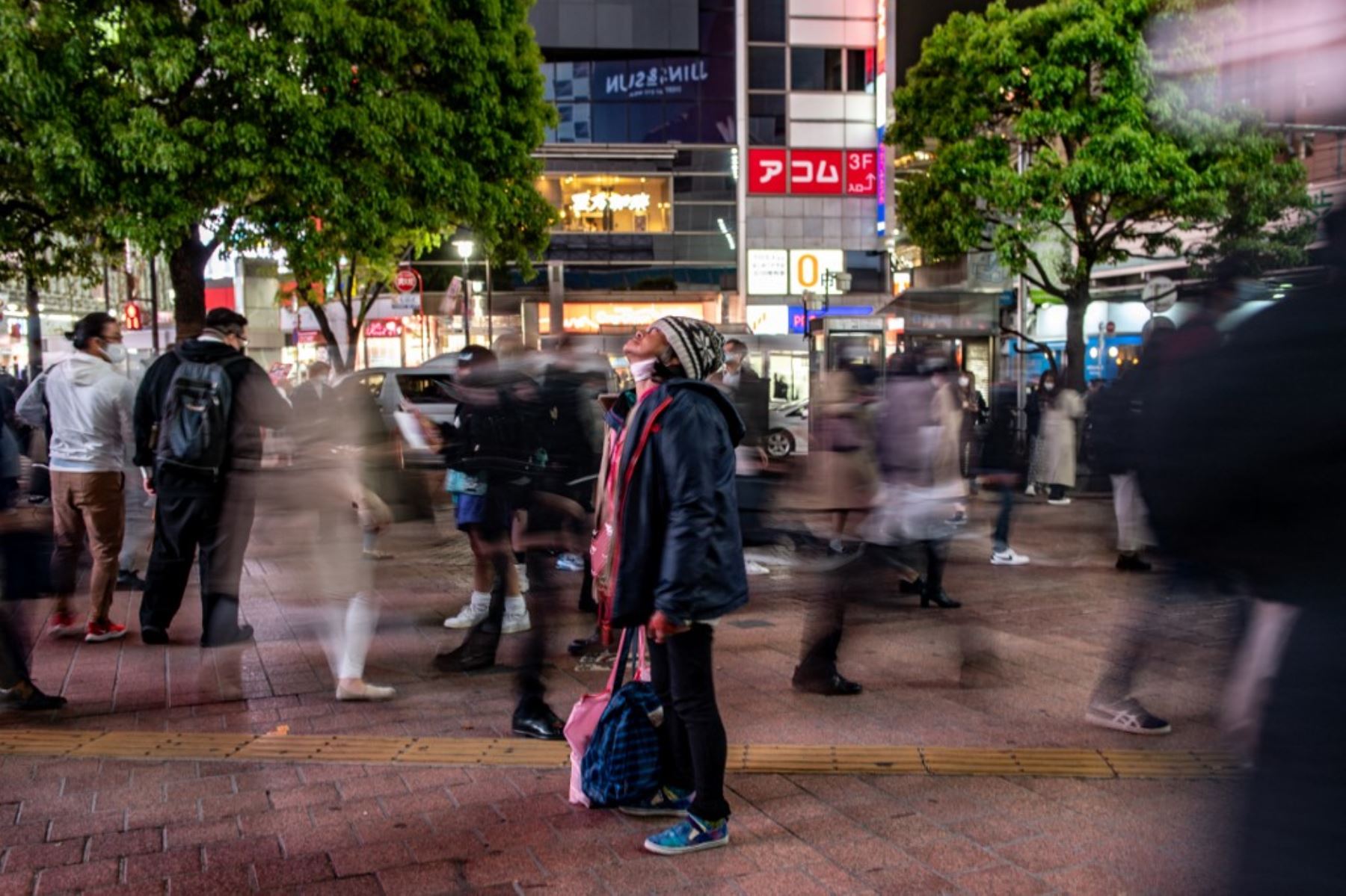 Una persona se para frente a una estación de tren en el distrito de Shibuya en Tokio, mientras el gobierno de Japón aprobó medidas más estrictas contra el coronavirus para la capital y otras áreas. Foto: AFP