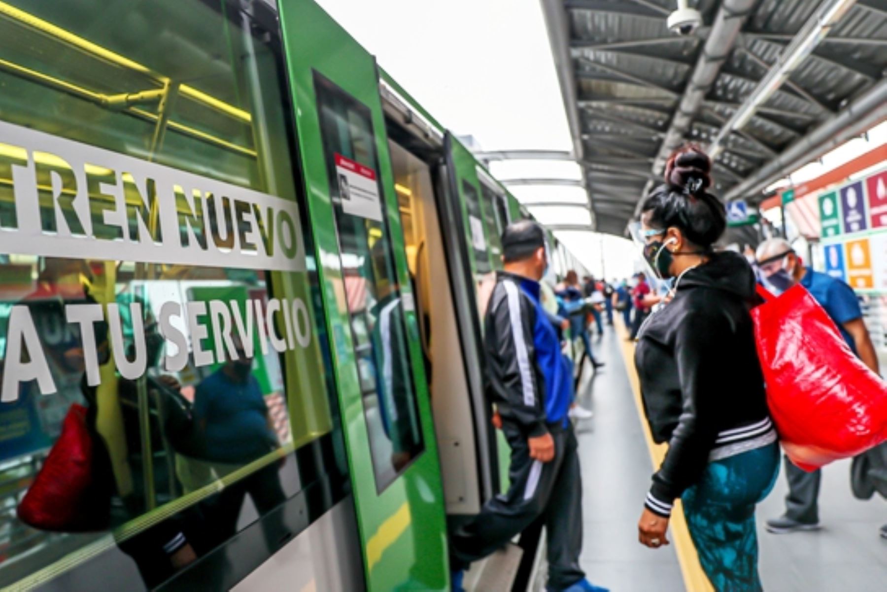 ATU: mascarilla y protector facial son obligatorios en estaciones de Metro y Metropolitano. Foto: ANDINA/Difusión.