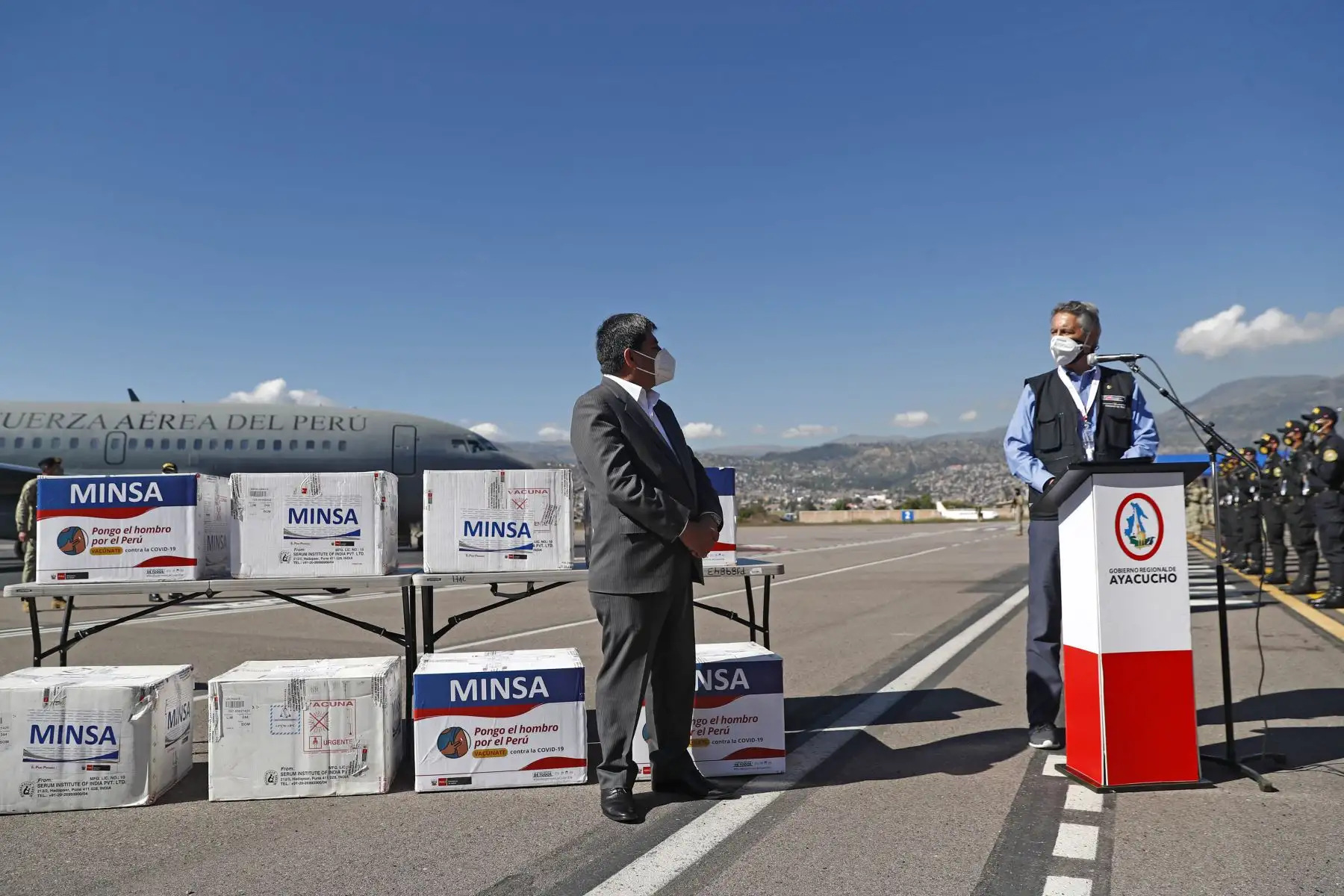 El presidente Francisco Sagasti llegó esta mañana a la región Ayacucho, a fin de entregar 44,350 vacunas contra la covid-19 para inmunizar a los adultos mayores de esta jurisdicción. Foto: Presidencia