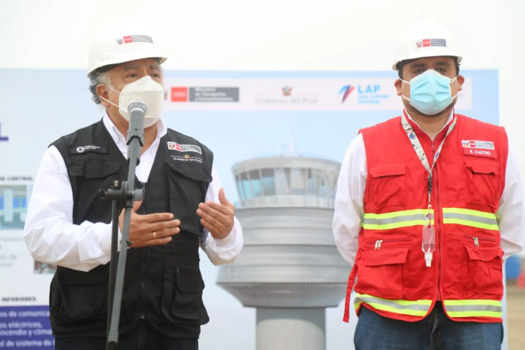 El ministro de Transporte y Comunicaciones. Eduardo Gonzalez, inspecciona los trabajos de ampliación del Aeropuerto Internacional Jorge Chávez. Ya se ha completado 11 de los 12 pisos que tendrá la nueva torre de control. La segunda pista de aterrizaje se encuentra en la etapa de movimiento de tierras.
Foto:ANDINA/MTC
