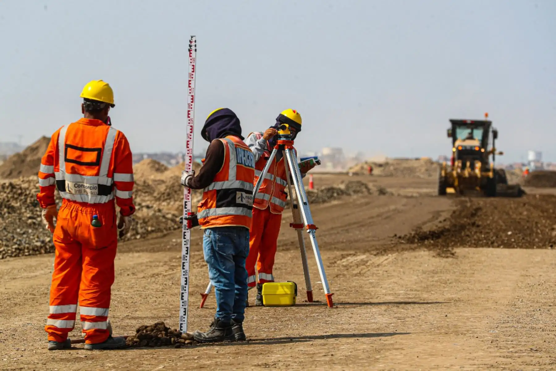 El ministro de Transporte y Comunicaciones. Eduardo Gonzalez, inspecciona los trabajos de ampliación del Aeropuerto Internacional Jorge Chávez. Ya se ha completado 11 de los 12 pisos que tendrá la nueva torre de control. La segunda pista de aterrizaje se encuentra en la etapa de movimiento de tierras.
Foto:ANDINA/MTC