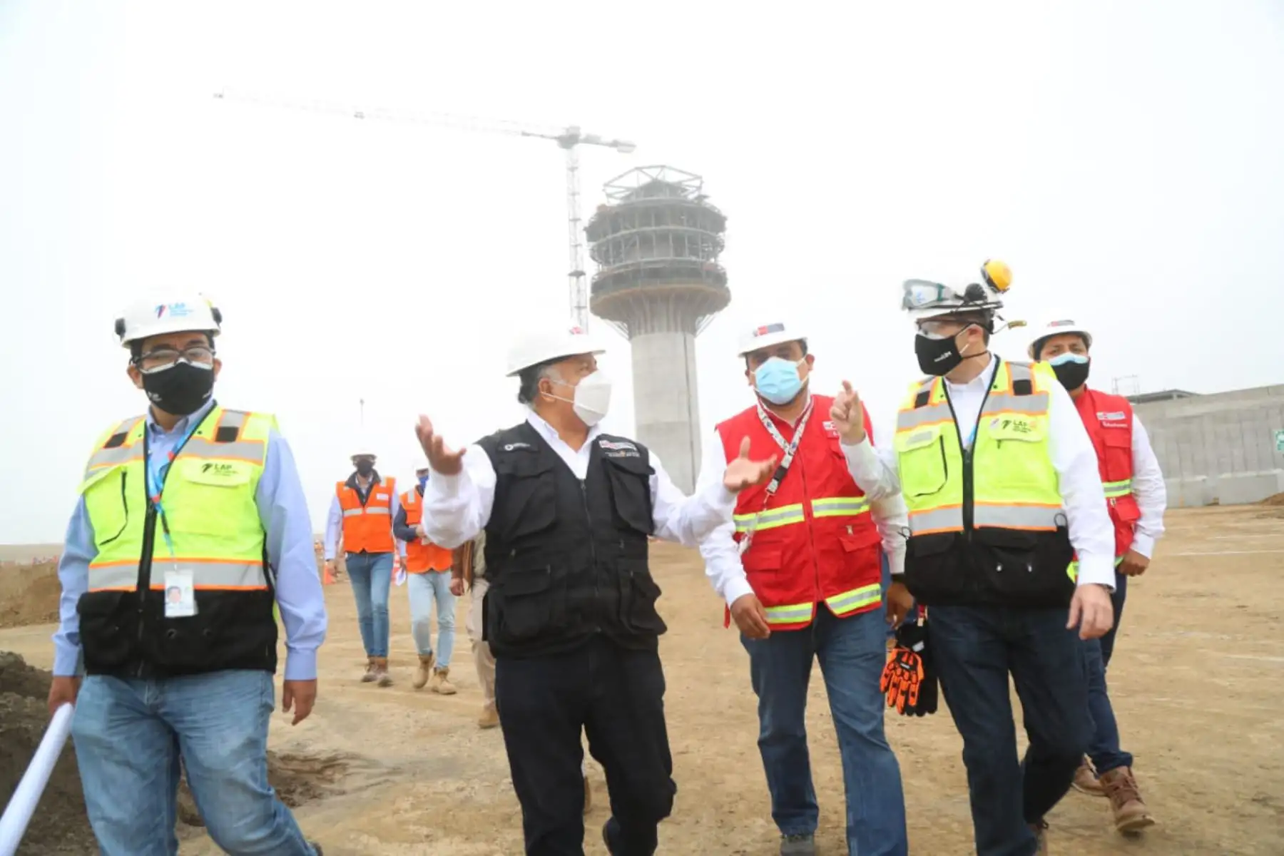 El ministro de Transporte y Comunicaciones. Eduardo Gonzalez, inspecciona los trabajos de ampliación del Aeropuerto Internacional Jorge Chávez. Ya se ha completado 11 de los 12 pisos que tendrá la nueva torre de control. La segunda pista de aterrizaje se encuentra en la etapa de movimiento de tierras.
Foto:ANDINA/MTC