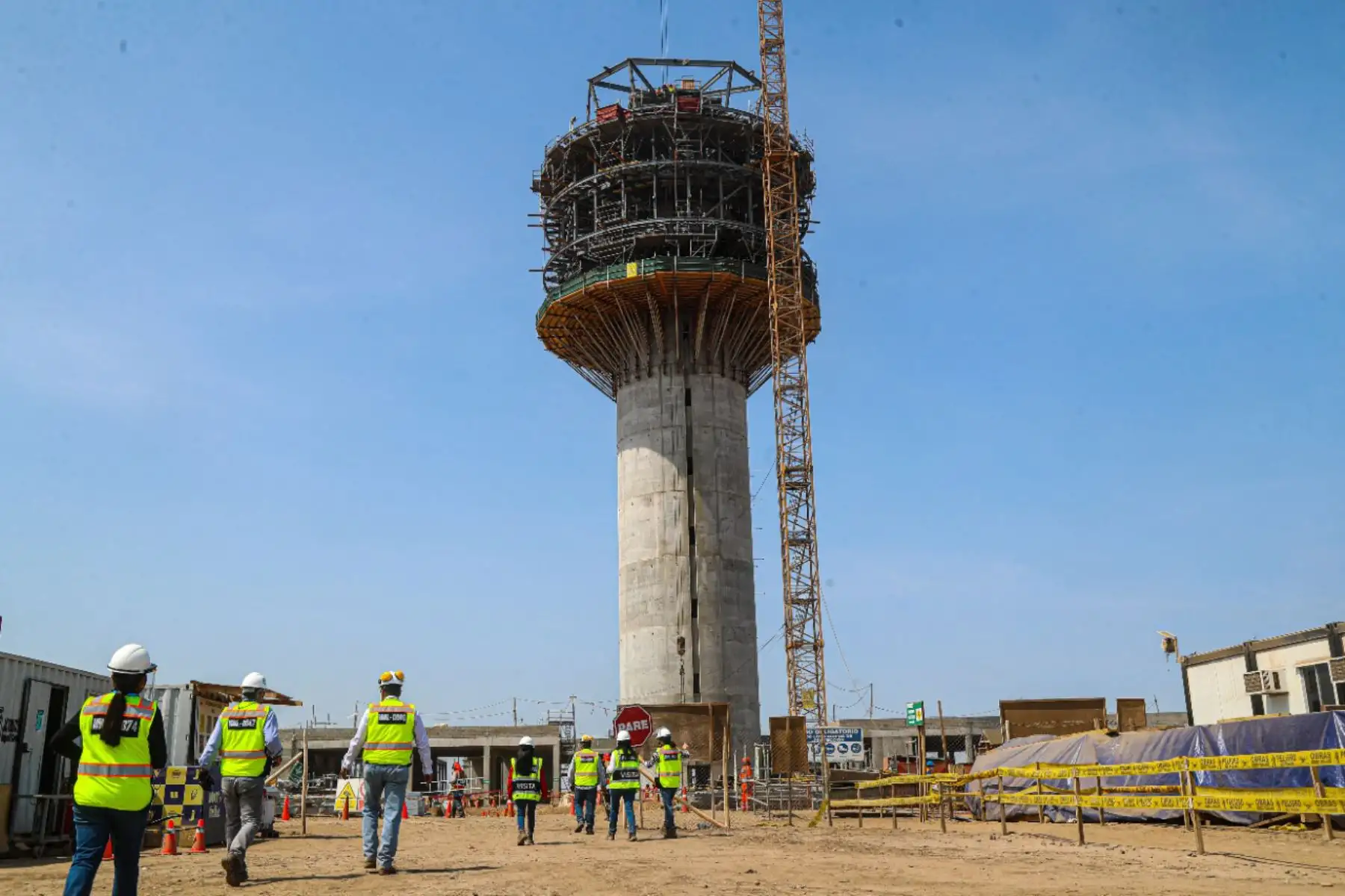 El ministro de Transporte y Comunicaciones. Eduardo Gonzalez, inspecciona los trabajos de ampliación del Aeropuerto Internacional Jorge Chávez. Ya se ha completado 11 de los 12 pisos que tendrá la nueva torre de control. La segunda pista de aterrizaje se encuentra en la etapa de movimiento de tierras.
Foto:ANDINA/MTC