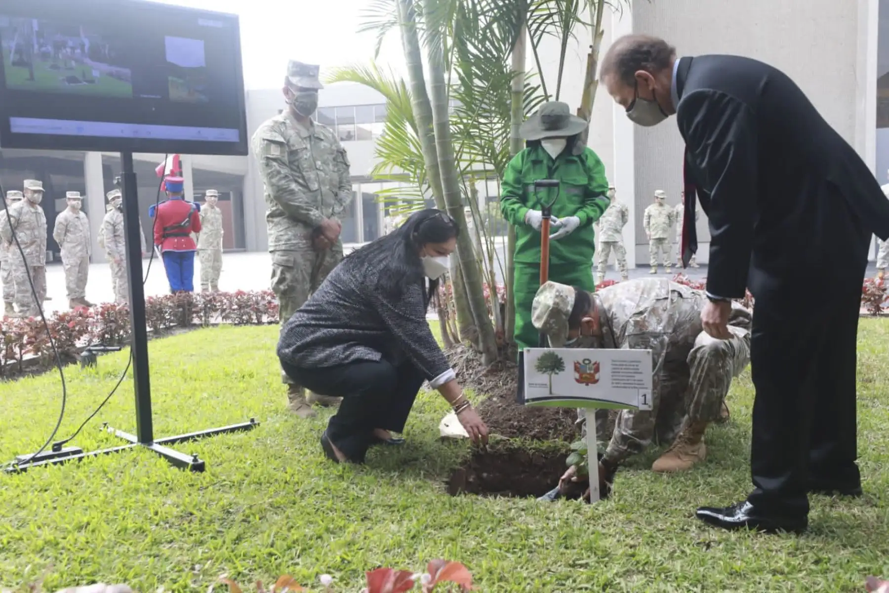 Ministra Nuria Esparch, participa del acto de plantación simbólica del árbol de la quina. En el Día de la Tierra, se lanza la campaña "La Quina del Bicentenario, revaloremos nuestro árbol emblema", en simultáneo en diversos puntos del país. Desde el Cuartel General del Ejército. Foto: ANDINA/MINDEF