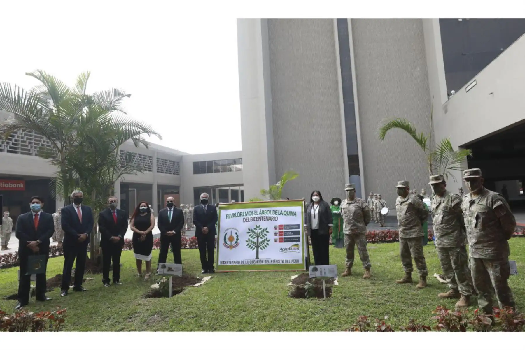Ministra Nuria Esparch, participa del acto de plantación simbólica del árbol de la quina. En el Día de la Tierra, se lanza la campaña "La Quina del Bicentenario, revaloremos nuestro árbol emblema", en simultáneo en diversos puntos del país. Desde el Cuartel General del Ejército. Foto: ANDINA/MINDEF