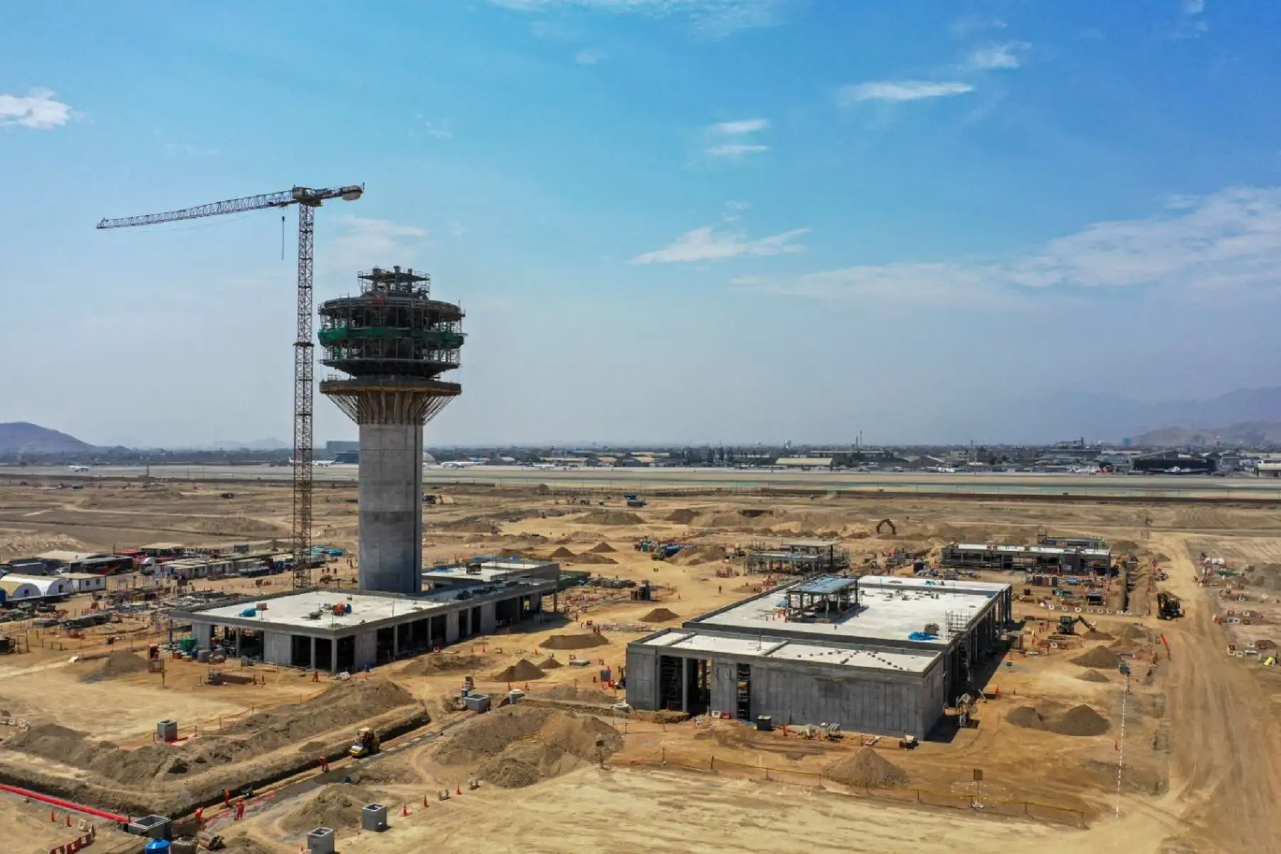 Inspección en avance de obras en el Aeropuerto Internacional Jorge Chávez. Cortesía MTC