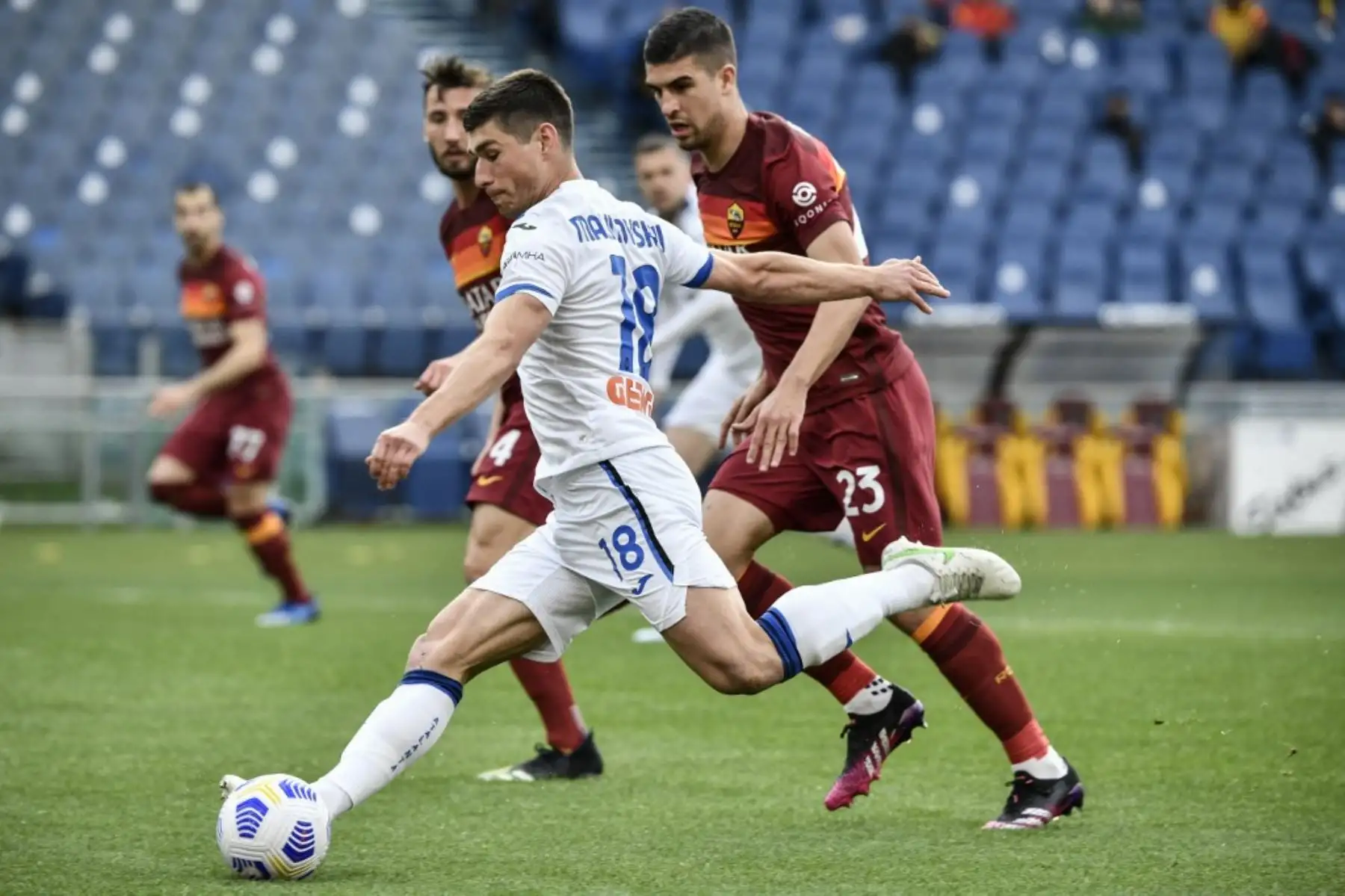 El delantero colombiano del Atalanta, Duvan Zapata (L), trabaja alrededor del mediocampista italiano de la Roma Bryan Christante durante el partido de fútbol de la Serie A italiana AS Roma vs Atalanta Bergamo el 22 de abril de 2021 en el Estadio Olímpico de Roma. Foto: AFP