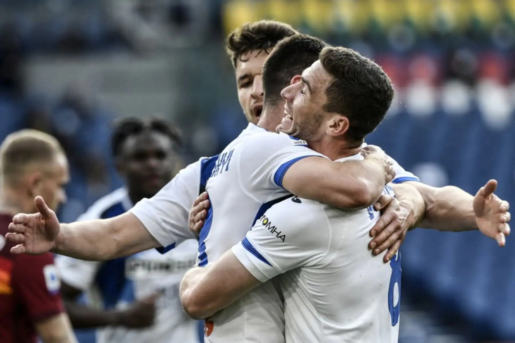 El centrocampista ucraniano del Atalanta Ruslan Malinovskiy (C) celebra con el defensor albanés del Atalanta Berat Djimsiti (L) y el defensor alemán del Atalanta Robin Gosens después de abrir el marcador durante el partido de fútbol de la Serie A italiana AS Roma vs Atalanta Bergamo el 22 de abril de 2021 en el Estadio Olímpico de Roma. Foto: AFP