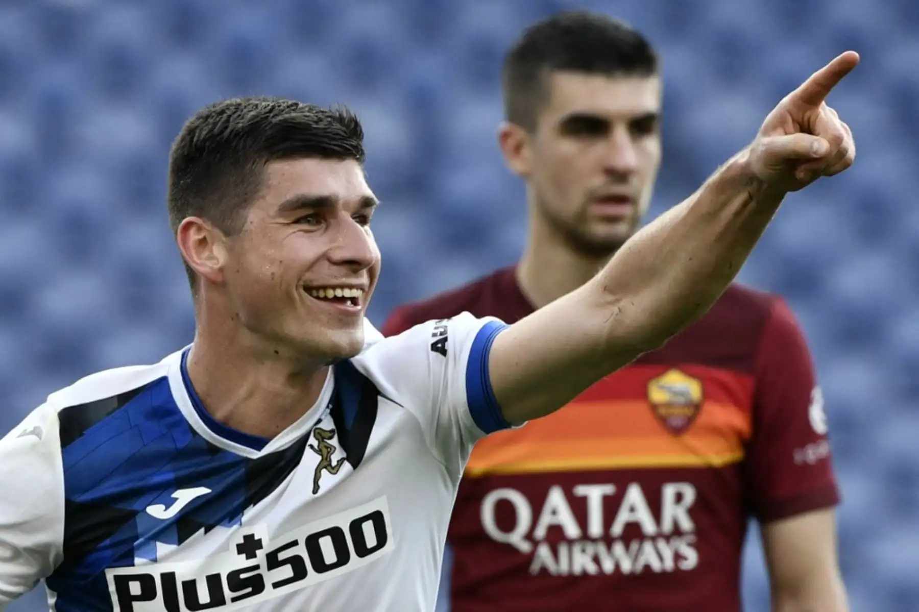 El centrocampista ucraniano del Atalanta, Ruslan Malinovskiy, celebra tras abrir el marcador durante el partido de fútbol de la Serie A italiana AS Roma vs Atalanta Bergamo el 22 de abril de 2021 en el Estadio Olímpico de Roma. Foto: AFP