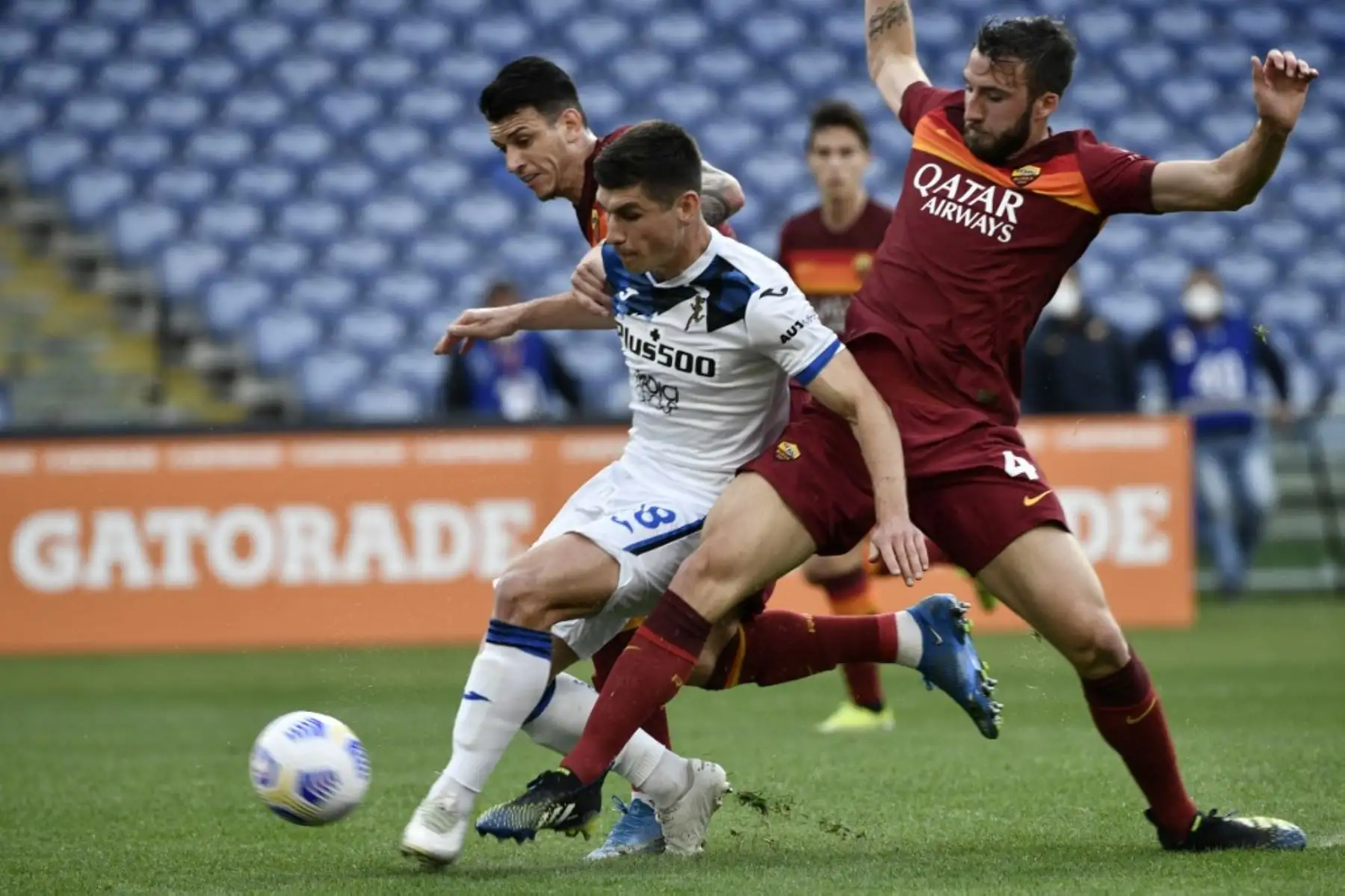 El centrocampista ucraniano del Atalanta, Ruslan Malinovskiy (C), dispara para abrir el marcador durante el partido de fútbol de la Serie A italiana AS Roma vs Atalanta Bergamo el 22 de abril de 2021 en el Estadio Olímpico de Roma. Foto: AFP