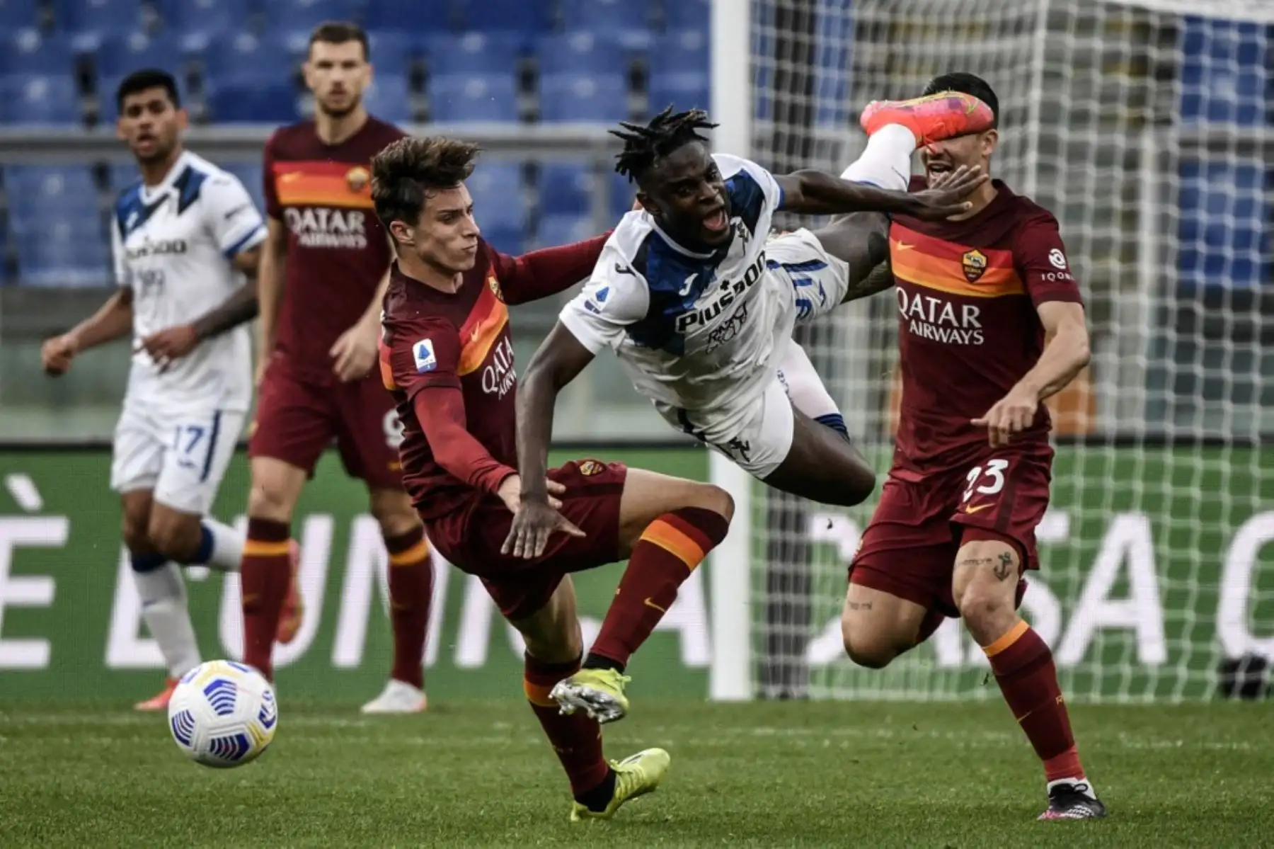 El defensor italiano de Roma Riccardo Calafiori (L) y el defensor italiano de Roma Gianluca Mancini (R) abordan el delantero colombiano del Atalanta Duvan Zapata durante el partido de fútbol de la Serie A italiana AS Roma vs Atalanta Bergamo el 22 de abril de 2021 en el Estadio Olímpico de Roma. Foto: AFP