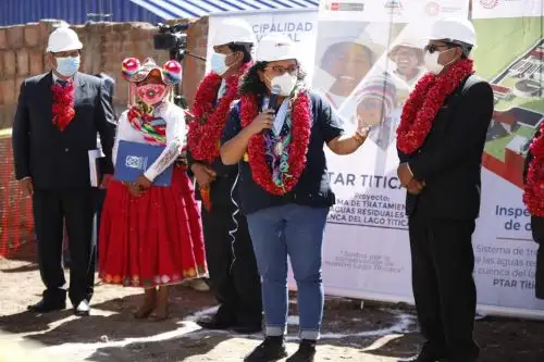 La ministra de Vivienda, Construcción y Saneamiento, Solangel Fernández, supervisó el inicio de las obras de la PTAR Titicaca, en Puno. Foto: ANDINA/MVCS