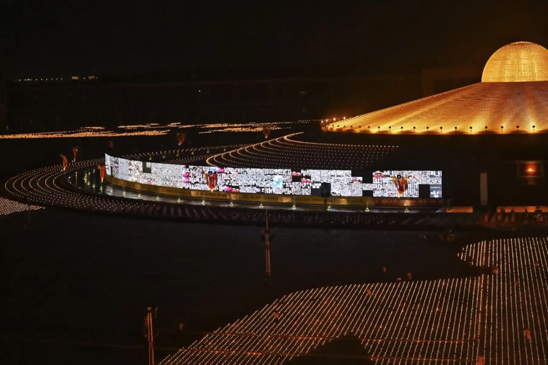 Monjes budistas encienden 330.000 velas en un intento de romper el récord mundial Guinness de la imagen en llamas más grande del mundo durante las celebraciones del Día de la Tierra en el templo budista Wat Dhammakaya en las afueras de Bangkok el 22 de abril de 2021. Foto: AFP