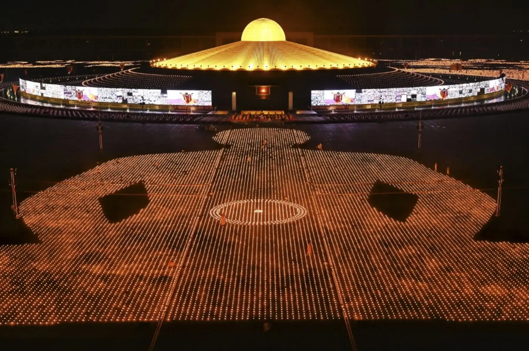 Monjes budistas encienden 330.000 velas en un intento de romper el récord mundial Guinness de la imagen en llamas más grande del mundo durante las celebraciones del Día de la Tierra en el templo budista Wat Dhammakaya en las afueras de Bangkok el 22 de abril de 2021. Foto: AFP