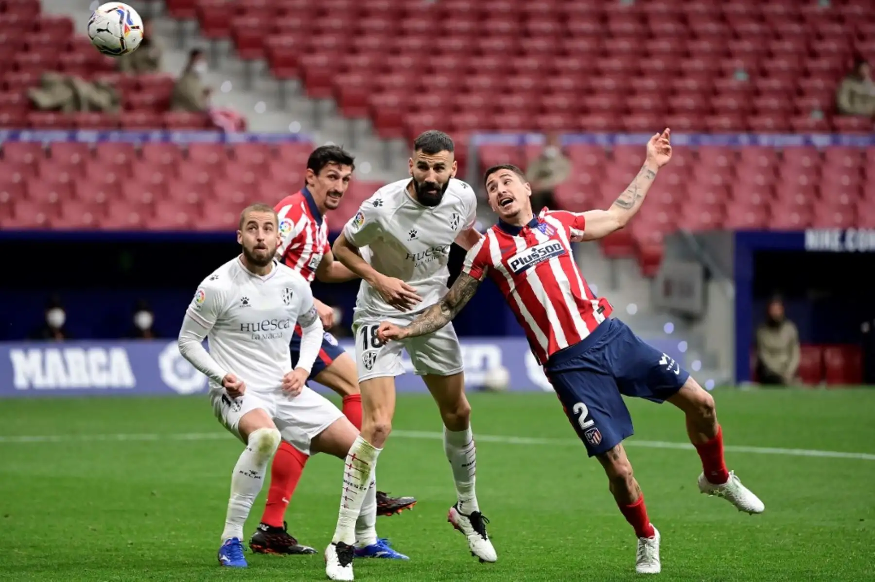 El defensa uruguayo del Atlético de Madrid José Giménez (R) desafía al defensor griego del Huesca Dimitrios Siovas durante el partido de fútbol de la Liga española entre el Atlético de Madrid y la SD Huesca en el estadio Wanda Metropolitano de Madrid el 22 de abril de 2021. Foto: AFP