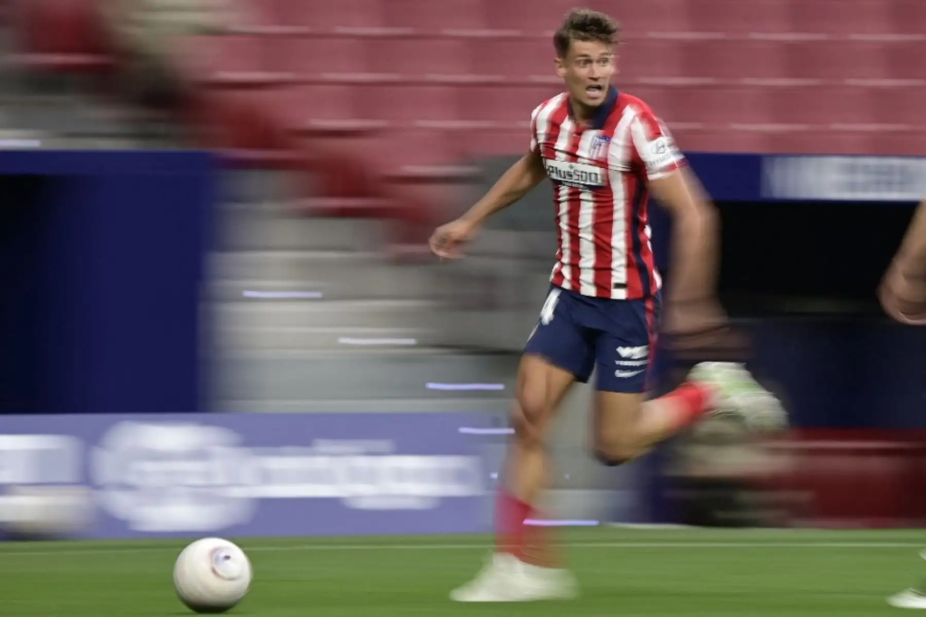 El centrocampista español del Atlético de Madrid Marcos Llorente corre con el balón durante el partido de fútbol de la Liga española entre el Atlético de Madrid y la SD Huesca en el estadio Wanda Metropolitano de Madrid. Foto: AFP