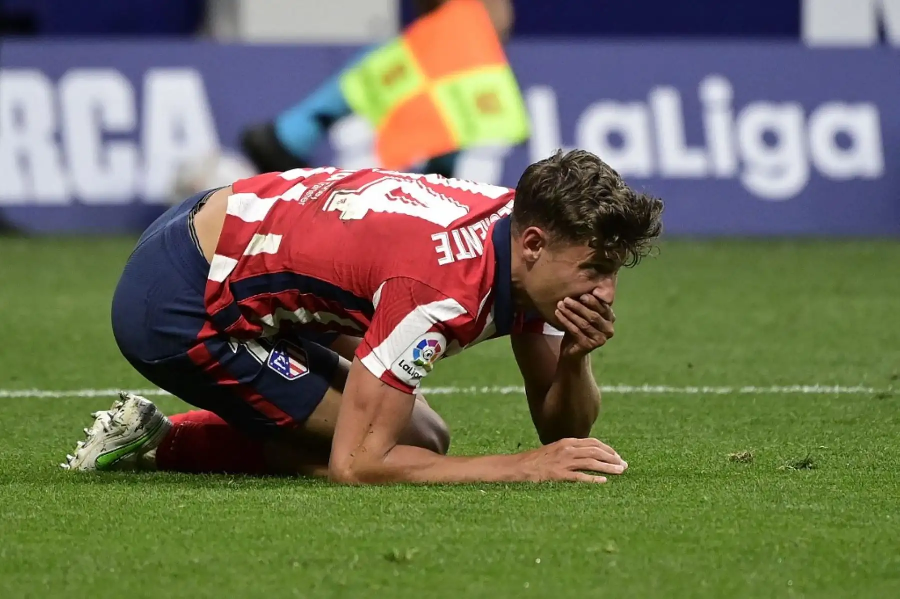El centrocampista español del Atlético de Madrid Marcos Llorente reacciona tras perder una oportunidad de gol durante el partido de fútbol de la Liga española entre el Atlético de Madrid y la SD Huesca en el estadio Wanda Metropolitano de Madrid. Foto: AFP