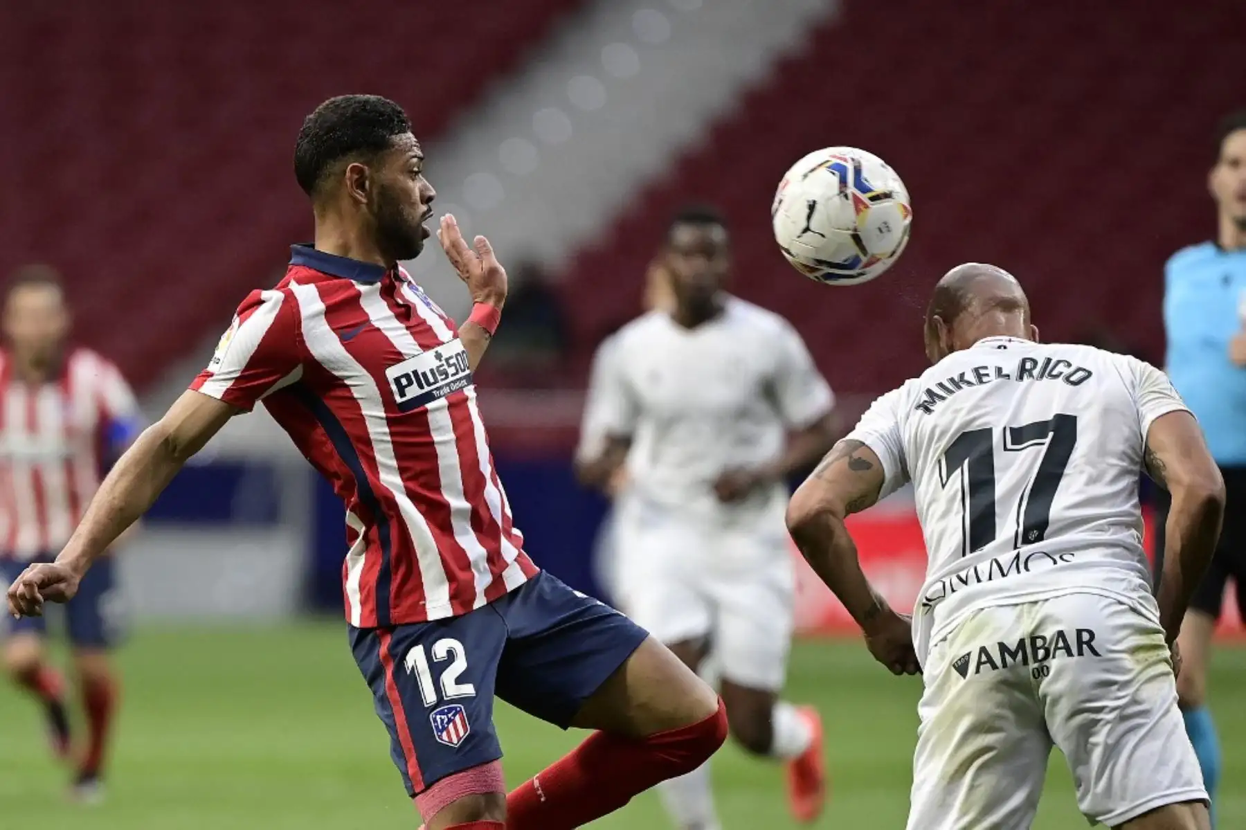 El defensa brasileño del Atlético de Madrid Renan Lodi (L) desafía al centrocampista español del Huesca Mikel Rico durante el partido de fútbol de la Liga española entre el Atlético de Madrid y la SD Huesca en el estadio Wanda Metropolitano de Madrid. Foto: AFP