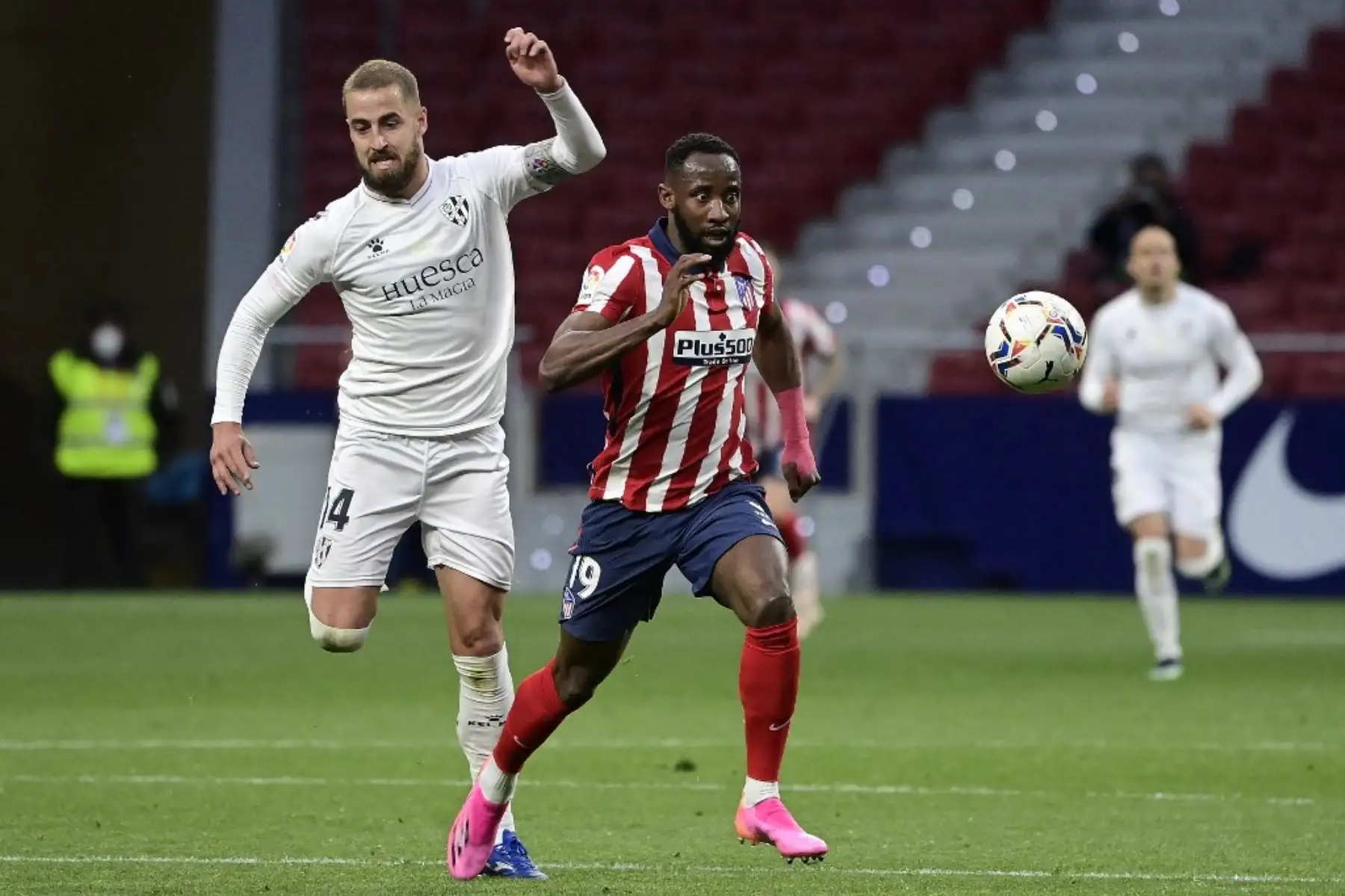 El centrocampista español del Huesca Sergio Gómez (L) desafía al delantero francés del Atlético de Madrid Moussa Dembele durante el partido de fútbol de la Liga española entre el Atlético de Madrid y la SD Huesca en el estadio Wanda Metropolitano de Madrid. Foto: AFP