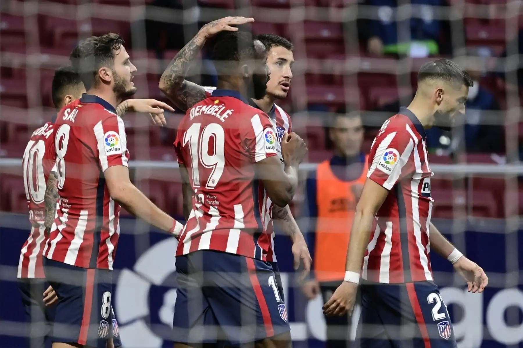 Los jugadores del Atlético de Madrid celebran su segundo gol durante el partido de fútbol de la Liga española entre el Atlético de Madrid y la SD Huesca en el estadio Wanda Metropolitano de Madrid el 22 de abril de 2021. Foto: AFP