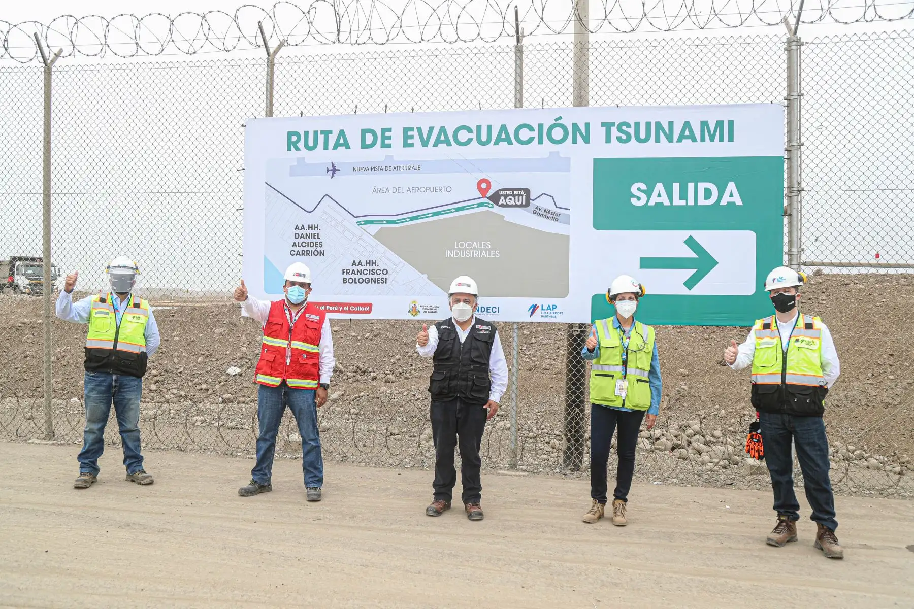 El ministro de Transporte y Comunicaciones. Eduardo Gonzalez, inspecciona los trabajos de ampliación del Aeropuerto Internacional Jorge Chávez. Ya se ha completado 11 de los 12 pisos que tendrá la nueva torre de control. La segunda pista de aterrizaje se encuentra en la etapa de movimiento de tierras. Foto:ANDINA/MTC