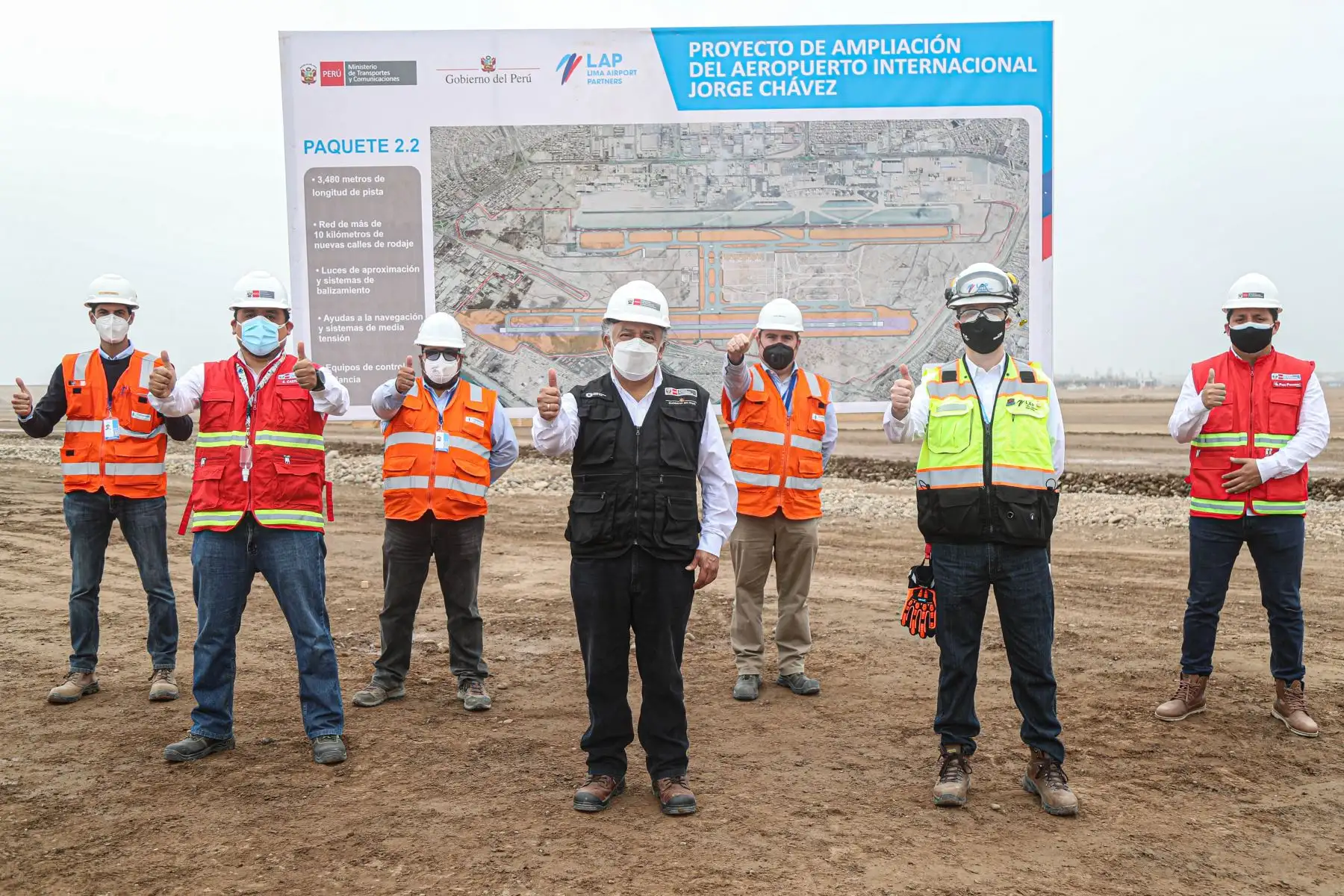 El ministro de Transporte y Comunicaciones. Eduardo Gonzalez, inspecciona los trabajos de ampliación del Aeropuerto Internacional Jorge Chávez. Ya se ha completado 11 de los 12 pisos que tendrá la nueva torre de control. La segunda pista de aterrizaje se encuentra en la etapa de movimiento de tierras. Foto:ANDINA/MTC