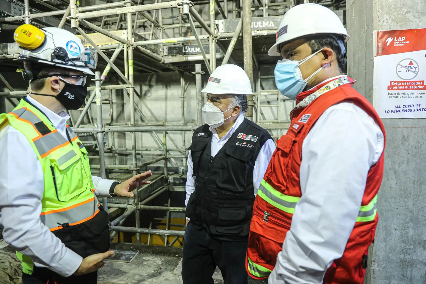 El ministro de Transporte y Comunicaciones. Eduardo Gonzalez, inspecciona los trabajos de ampliación del Aeropuerto Internacional Jorge Chávez. Ya se ha completado 11 de los 12 pisos que tendrá la nueva torre de control. La segunda pista de aterrizaje se encuentra en la etapa de movimiento de tierras. Foto:ANDINA/MTC