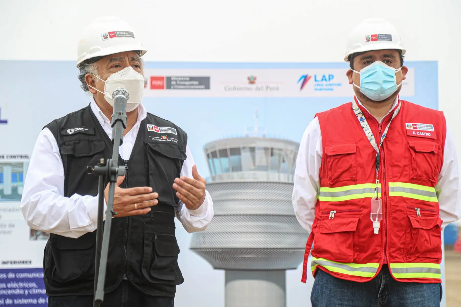 El ministro de Transporte y Comunicaciones. Eduardo Gonzalez, inspecciona los trabajos de ampliación del Aeropuerto Internacional Jorge Chávez. Ya se ha completado 11 de los 12 pisos que tendrá la nueva torre de control. La segunda pista de aterrizaje se encuentra en la etapa de movimiento de tierras. Foto:ANDINA/MTC