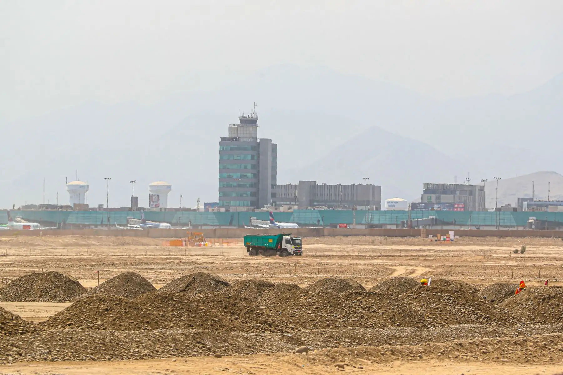 El ministro de Transporte y Comunicaciones. Eduardo Gonzalez, inspecciona los trabajos de ampliación del Aeropuerto Internacional Jorge Chávez. Ya se ha completado 11 de los 12 pisos que tendrá la nueva torre de control. La segunda pista de aterrizaje se encuentra en la etapa de movimiento de tierras. Foto:ANDINA/MTC
