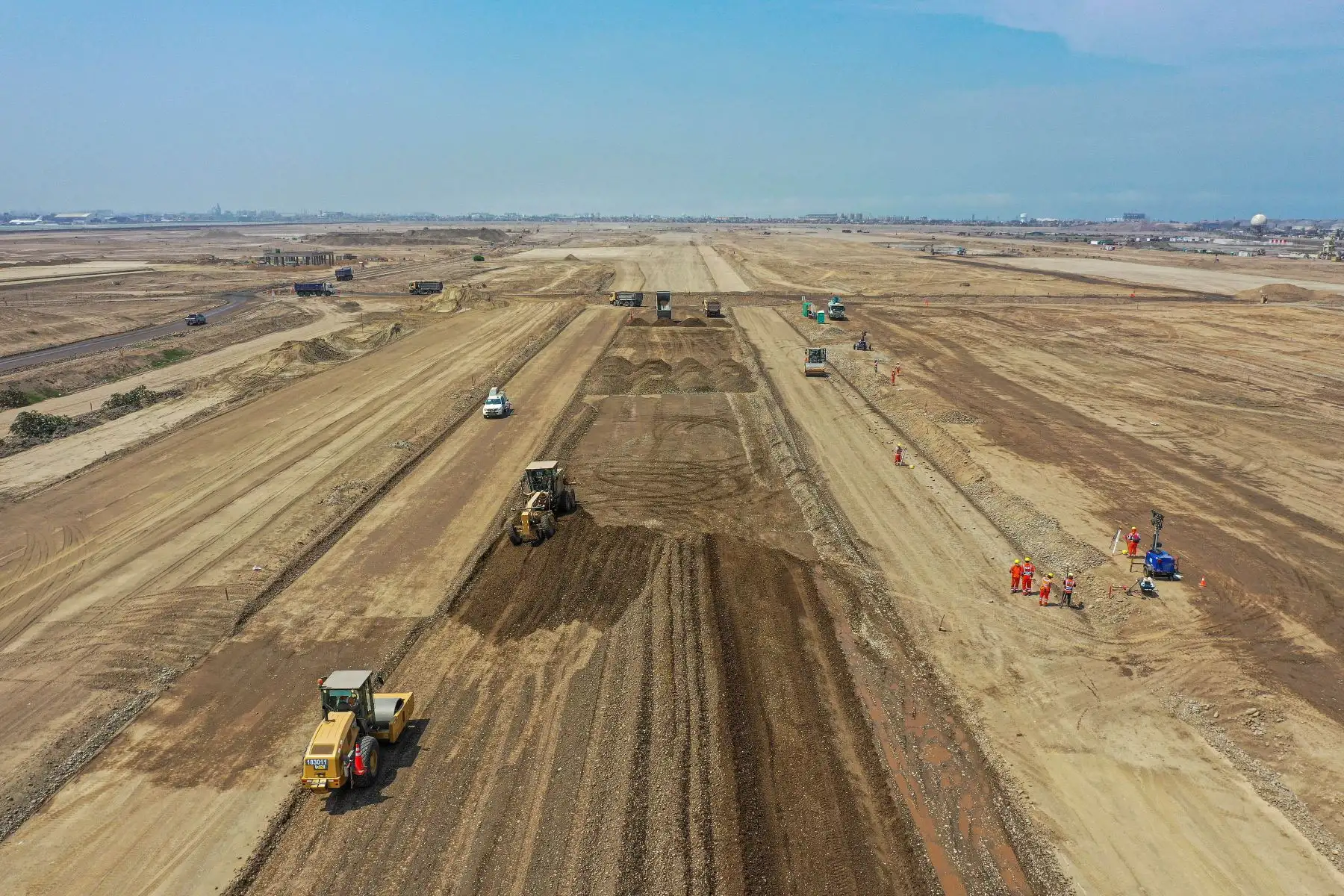 El ministro de Transporte y Comunicaciones. Eduardo Gonzalez, inspecciona los trabajos de ampliación del Aeropuerto Internacional Jorge Chávez. Ya se ha completado 11 de los 12 pisos que tendrá la nueva torre de control. La segunda pista de aterrizaje se encuentra en la etapa de movimiento de tierras. Foto:ANDINA/MTC
