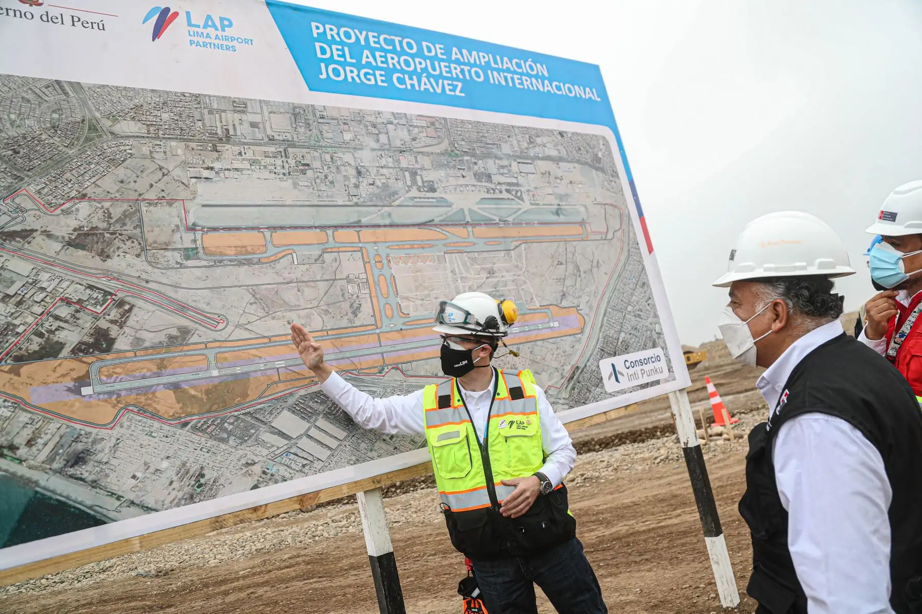 El ministro de Transporte y Comunicaciones. Eduardo Gonzalez, inspecciona los trabajos de ampliación del Aeropuerto Internacional Jorge Chávez. Ya se ha completado 11 de los 12 pisos que tendrá la nueva torre de control. La segunda pista de aterrizaje se encuentra en la etapa de movimiento de tierras. Foto:ANDINA/MTC