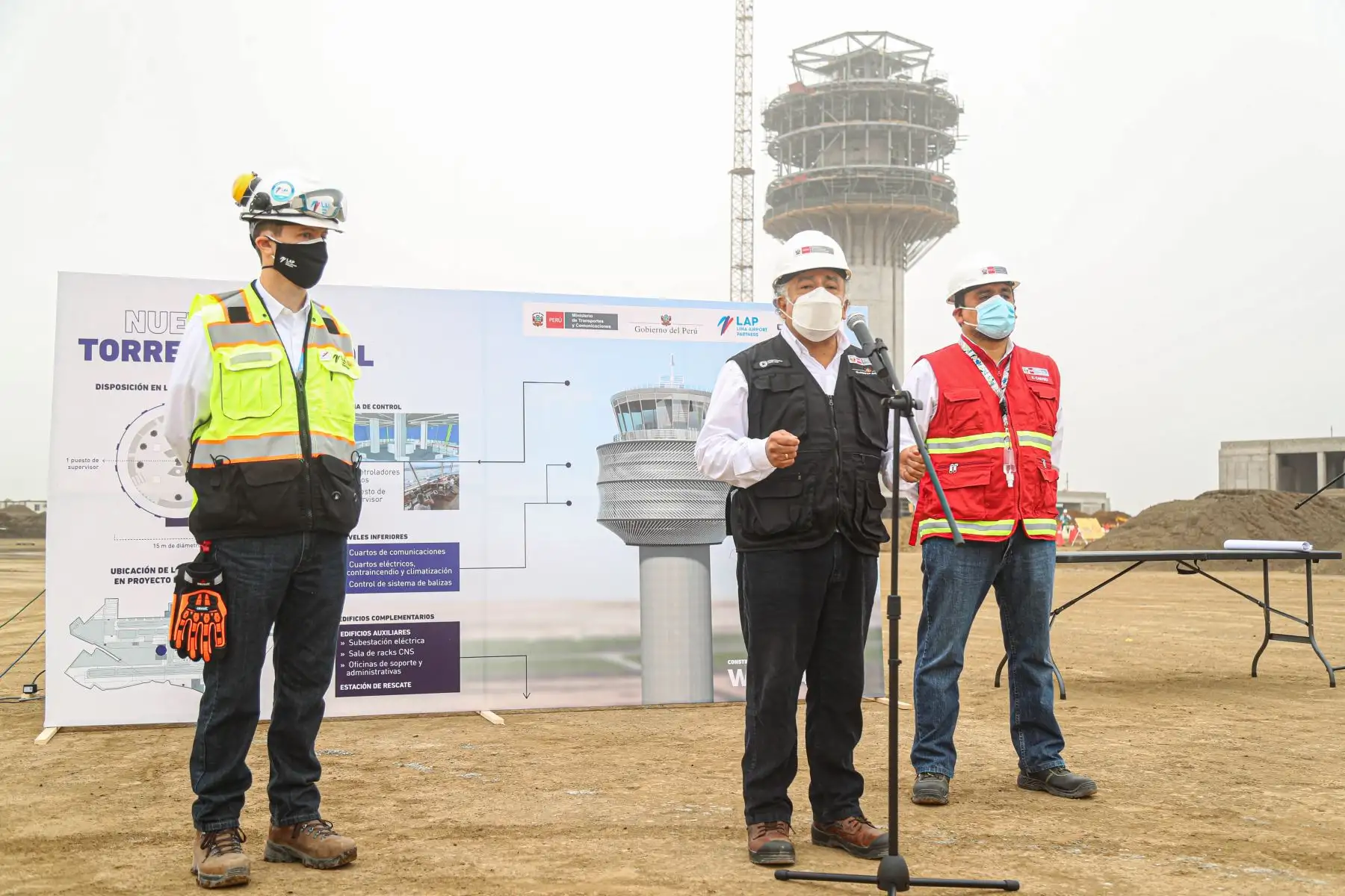 El ministro de Transporte y Comunicaciones. Eduardo Gonzalez, inspecciona los trabajos de ampliación del Aeropuerto Internacional Jorge Chávez. Ya se ha completado 11 de los 12 pisos que tendrá la nueva torre de control. La segunda pista de aterrizaje se encuentra en la etapa de movimiento de tierras. Foto:ANDINA/MTC
