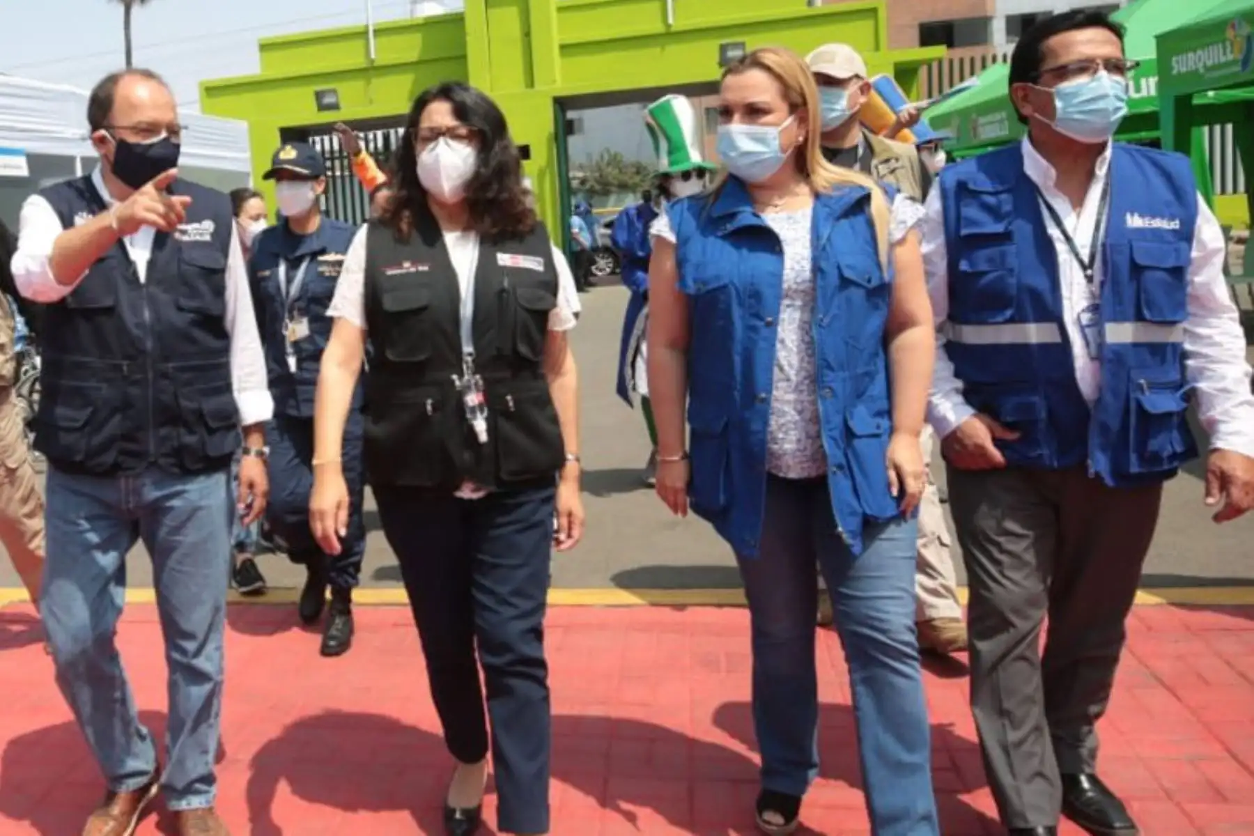 La presidenta del Consejo de Ministros, junto con la presidenta de EsSalud y el alcalde de Surquillo, inauguran el vacunatorio del Estadio Municipal Carlos A. Moscoso y supervisan el flujo de atención establecido para las próximas jornadas de vacunación masiva.
Foto:ANDINA/PCM