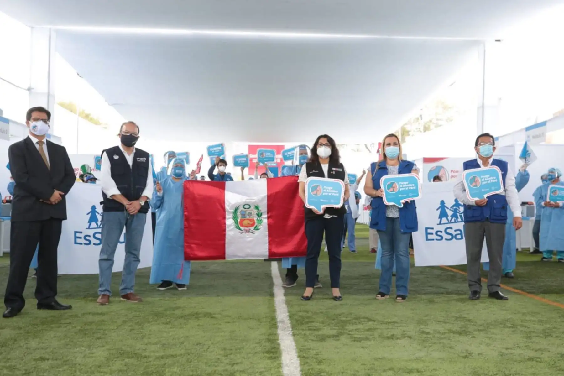 La presidenta del Consejo de Ministros, junto con la presidenta de EsSalud y el alcalde de Surquillo, inauguran el vacunatorio del Estadio Municipal Carlos A. Moscoso y supervisan el flujo de atención establecido para las próximas jornadas de vacunación masiva.
Foto:ANDINA/PCM
