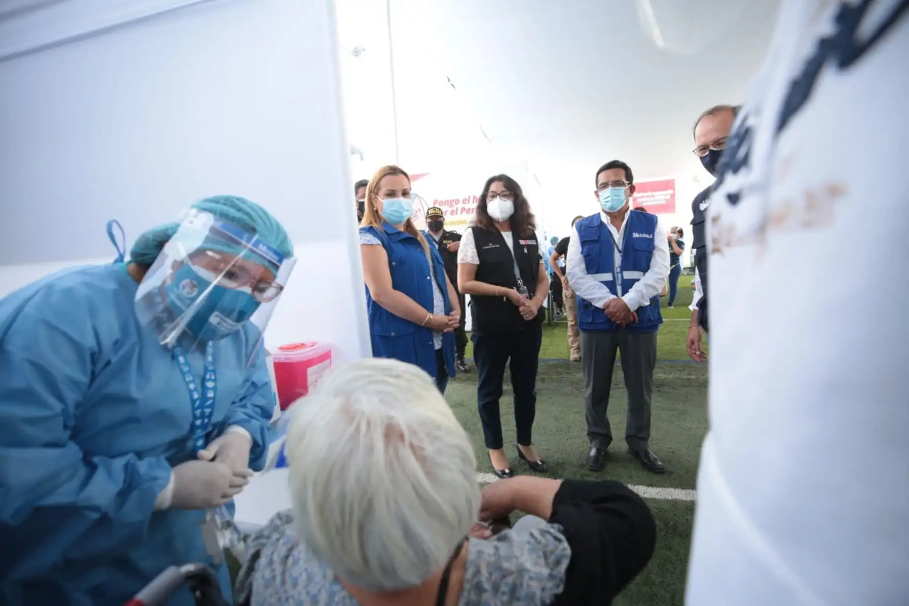 La presidenta del Consejo de Ministros, junto con la presidenta de EsSalud y el alcalde de Surquillo, inauguran el vacunatorio del Estadio Municipal Carlos A. Moscoso y supervisan el flujo de atención establecido para las próximas jornadas de vacunación masiva.
Foto:ANDINA/PCM