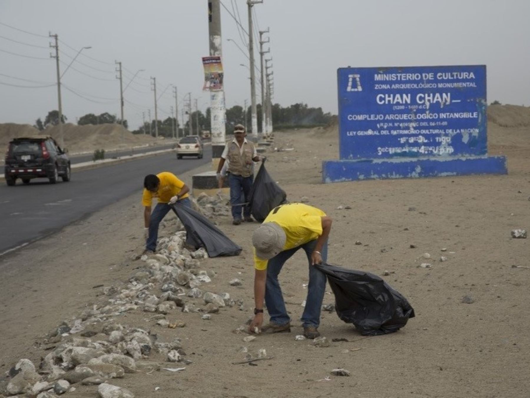 Autoridades de La Libertad unen esfuerzos para solucionar el problema de arrojo de basura y desechos que afecta a las zonas intangibles del complejo arqueológico Chan Chan. ANDINA/archivo