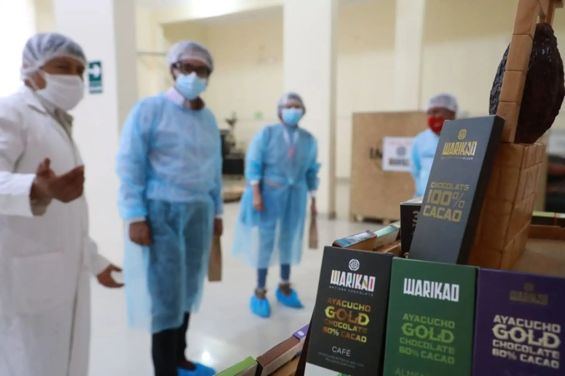El ministro José Luis chicoma, visita las instalaciones de Warikao, empresa ayacuchana dedicada a la transformación del cacao nativo a chocolate y café especial de la Amazonía peruana en el VRAEM, a través de prácticas sostenibles con el ambiente.
Foto:MINPRODUCCION