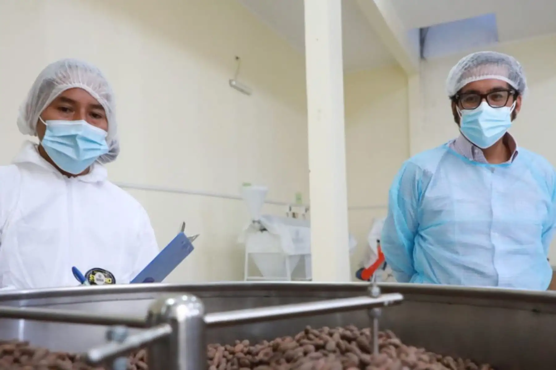 El ministro José Luis chicoma, visita las instalaciones de Warikao, empresa ayacuchana dedicada a la transformación del cacao nativo a chocolate y café especial de la Amazonía peruana en el VRAEM, a través de prácticas sostenibles con el ambiente.
Foto:MINPRODUCCION