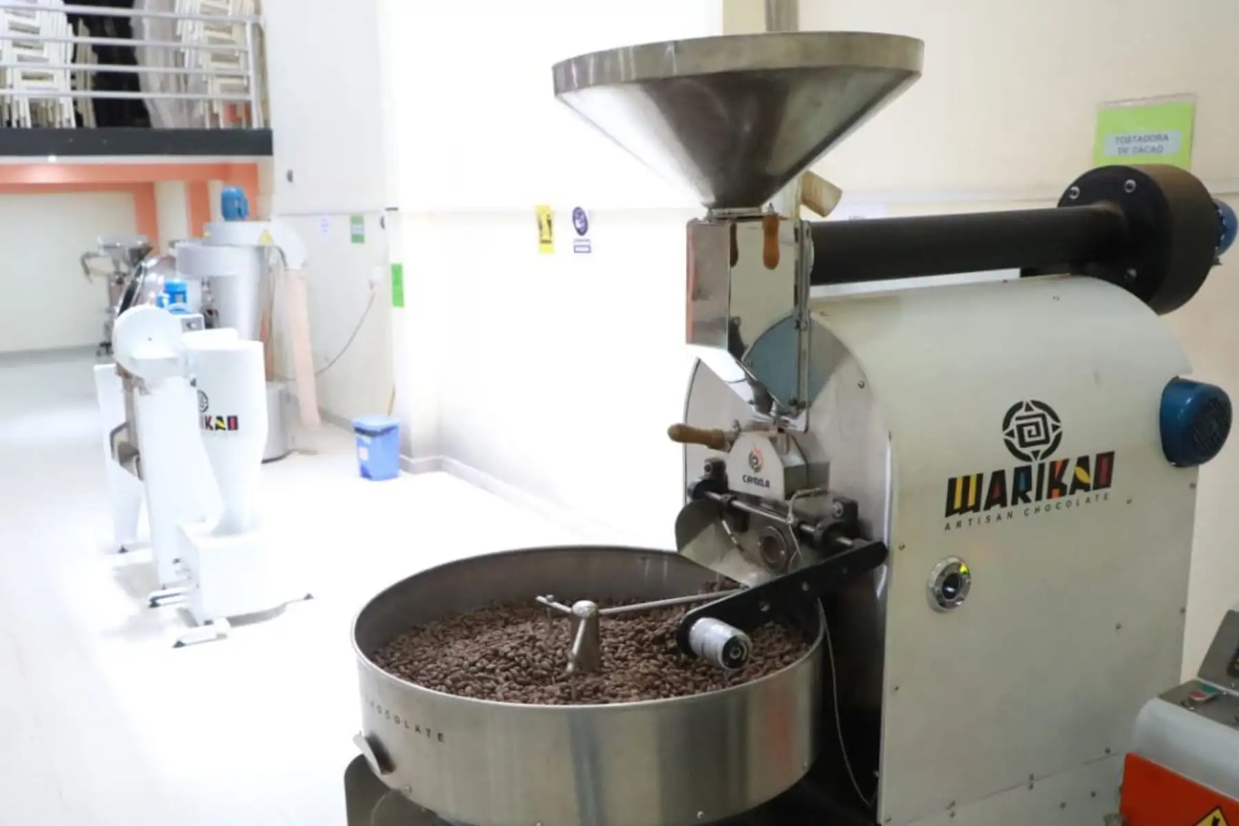 El ministro José Luis chicoma, visita las instalaciones de Warikao, empresa ayacuchana dedicada a la transformación del cacao nativo a chocolate y café especial de la Amazonía peruana en el VRAEM, a través de prácticas sostenibles con el ambiente.
Foto:MINPRODUCCION