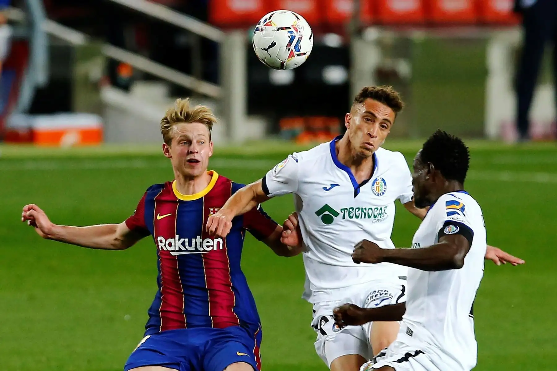 El centrocampista holandés del FC Barcelona, Frenkie de Jong, disputa el balón ante los jugadores del Getafe, el marroquí Soufiane Chakla y el togolés Djene Dakoman, durante partido por la la Liga. Foto: EFE