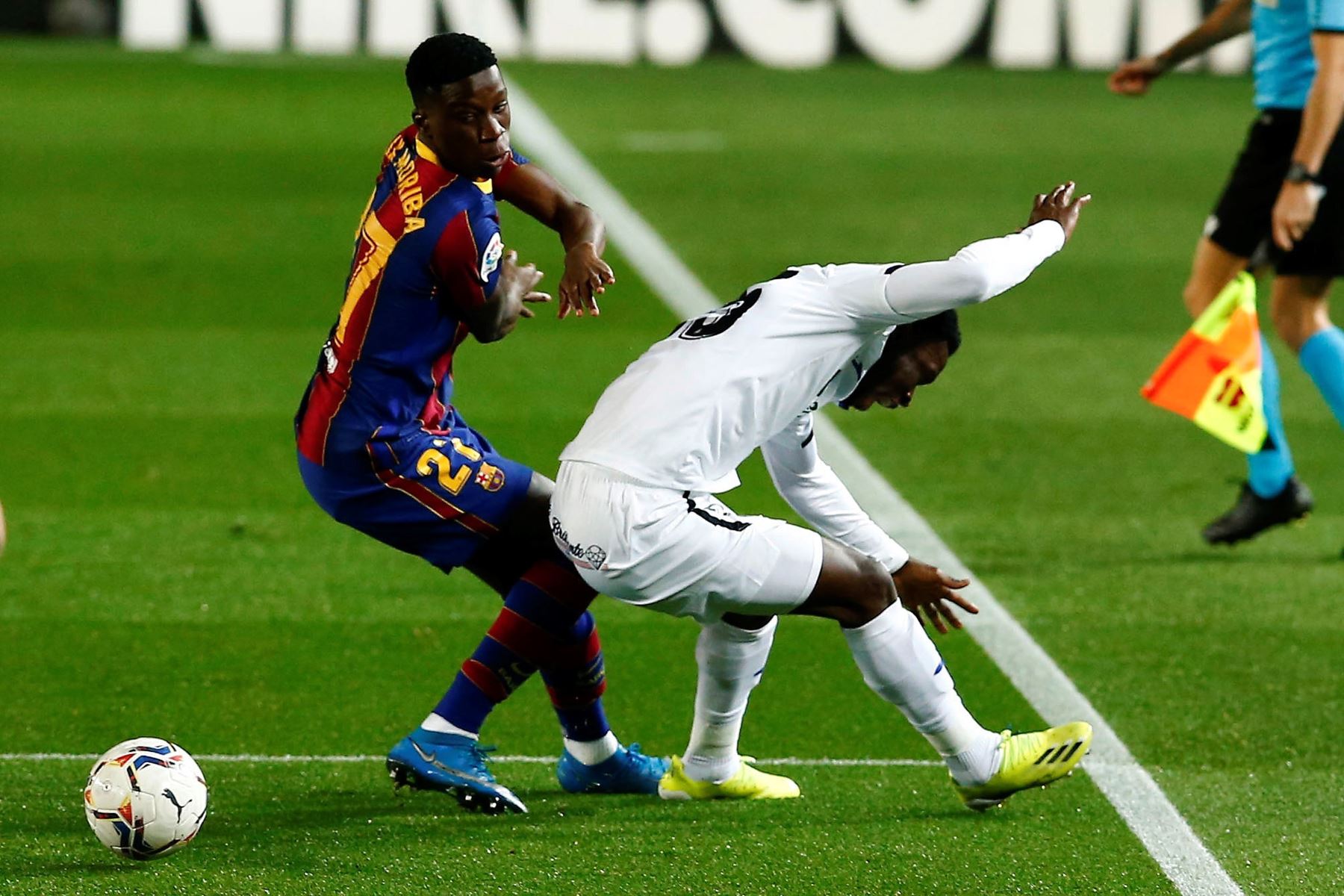 El centrocampista del FC Barcelona, ​​Moriba Kourouma (i), disputa el balón ante el centrocampista ghanés del Getafe, Sabit Abdulai, durante el encuentro por la Liga española, en el estadio Camp Nou. Foto: EFE