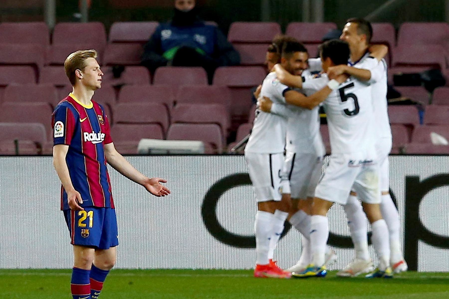Los jugadores del Getafe celebran tras marcar al Barcelona tras lamentos de ante Frenkie De Jong. Foto: EFE