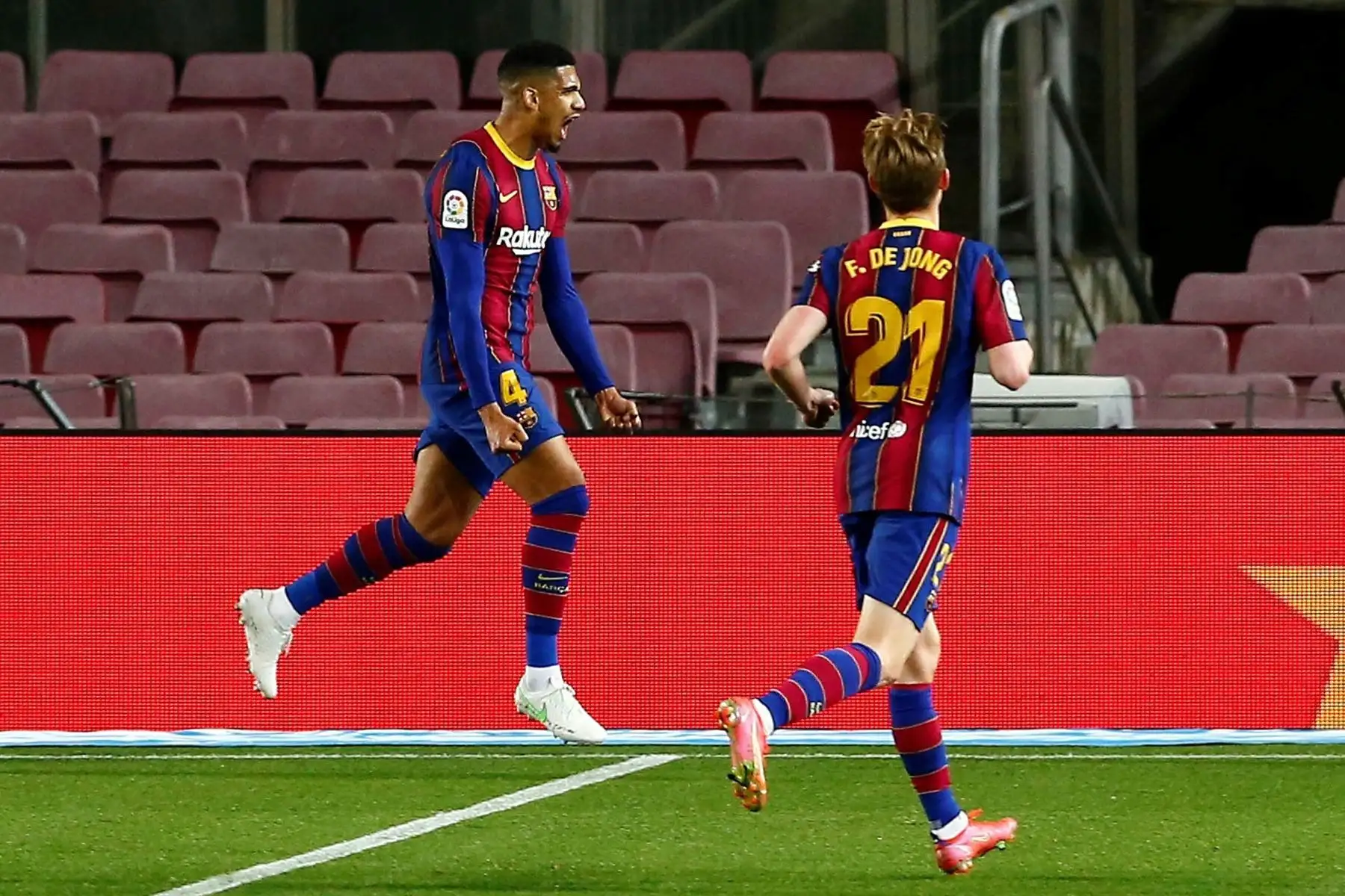 El defensa uruguayo del FC Barcelona, ​​Ronald Araujo, celebra el cuarto gol de su equipo. Foto: EFE