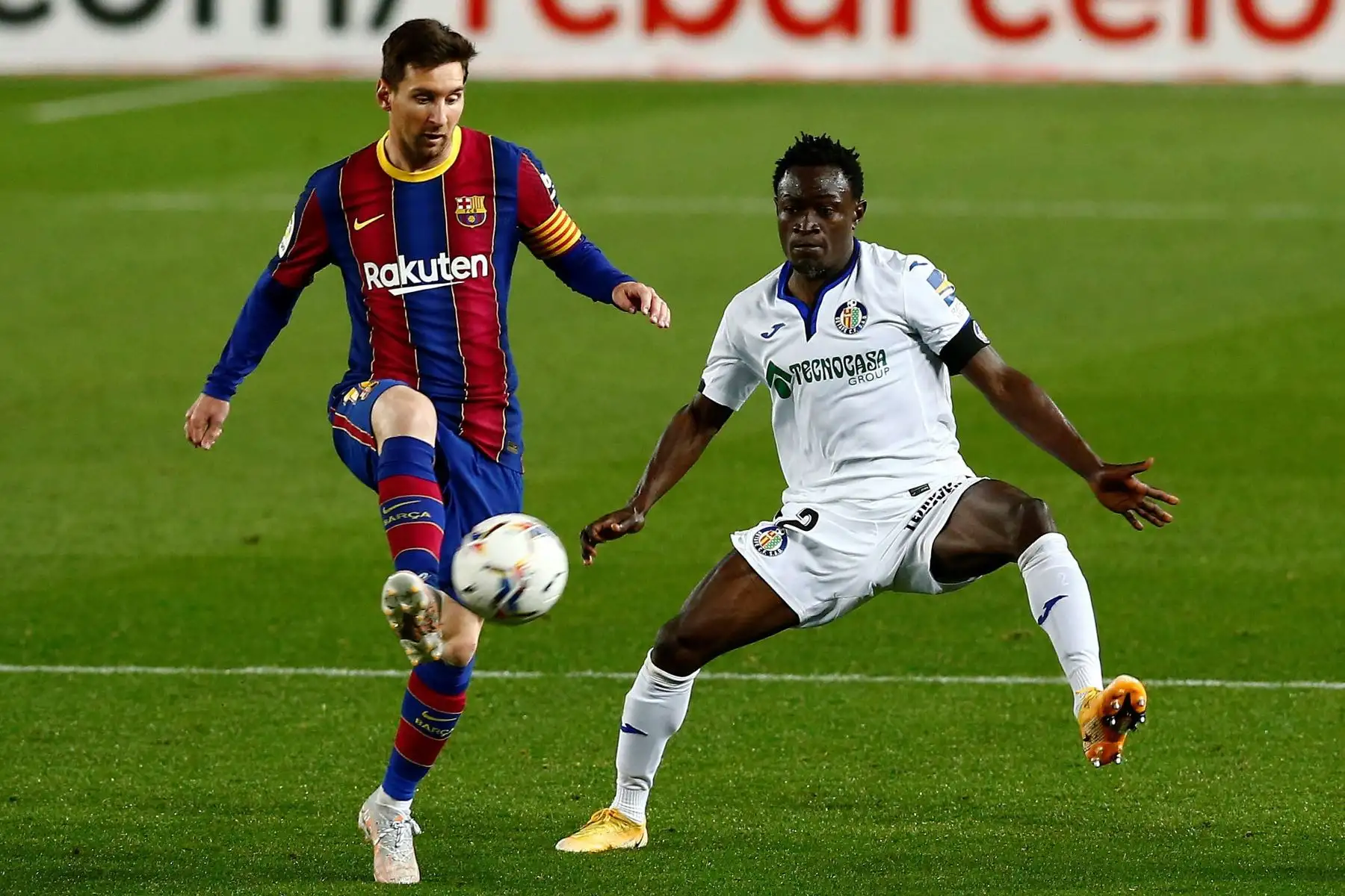 El delantero argentino del FC Barcelona, Leo Messi, controla el balón ante la marca del defensa togolés del Getafe, Djene Dakoman, durante el encuentro por la Liga española que se disputa en el estadio Camp Nou. Foto: EFE