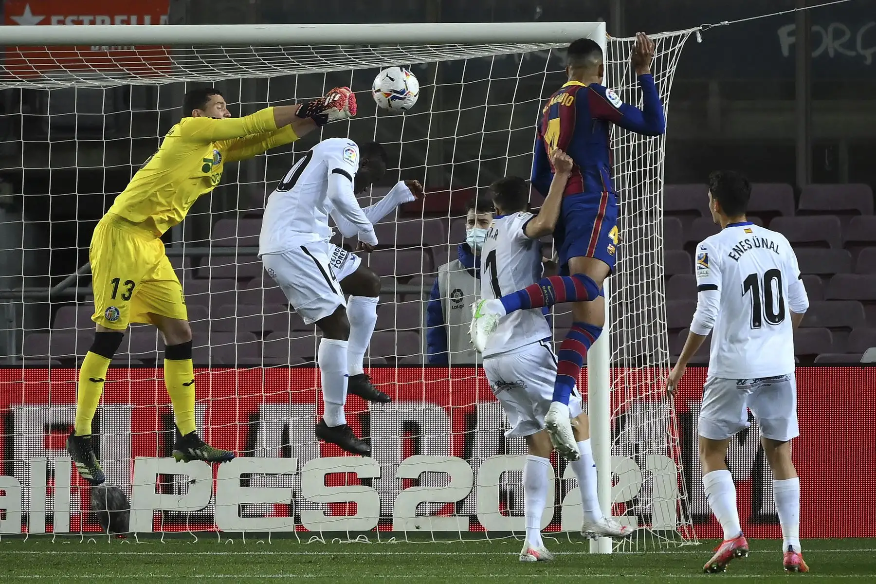 El defensa uruguayo del Barcelona, Ronald Araujo, marca un cabezazo durante el partido de fútbol de la Liga española. Foto: AFP